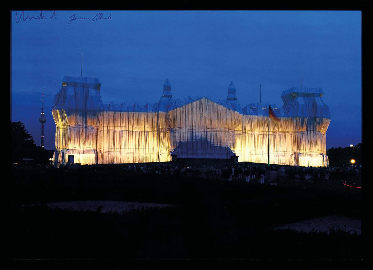 Detail k: Christo, 1930-2020, Offsetdruck auf dünnem Hochglanz-Karton, "Verhüllter Reichstag", oben links handsign., Blatt ca. 50x70, R. ca. 52x72cm