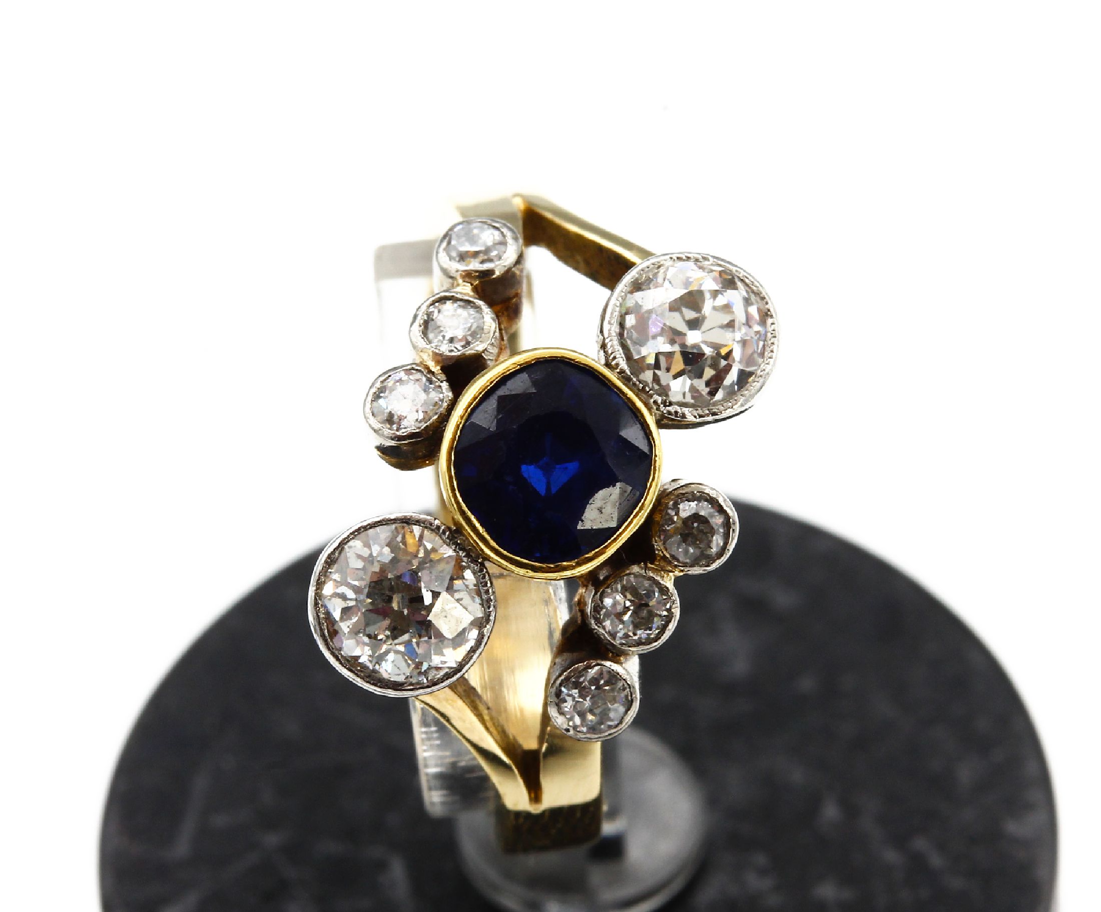 Detail a: 18 kt Gold Saphir Diamant Jugendstilring, um 1900, GG 750/000 und Platin, mittig facett.Saphir, Altschliffdiamanten und Diamantrosen zus. ca. 1.70 ...