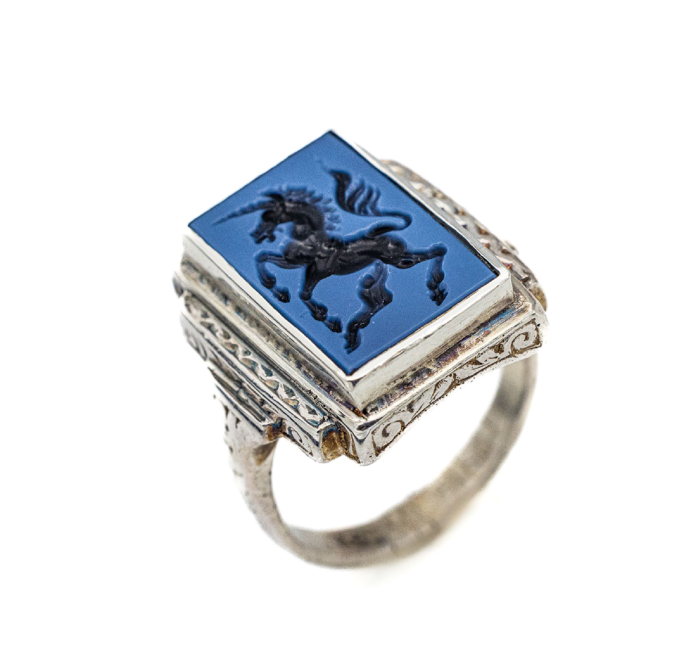 Siegelring mit Achat, Idar Oberstein um 1920, Silber, Platte mit Darstellung eines heraldisches Einhorn, Ringschultern getreppt, z.T. grav., RW 58, ...