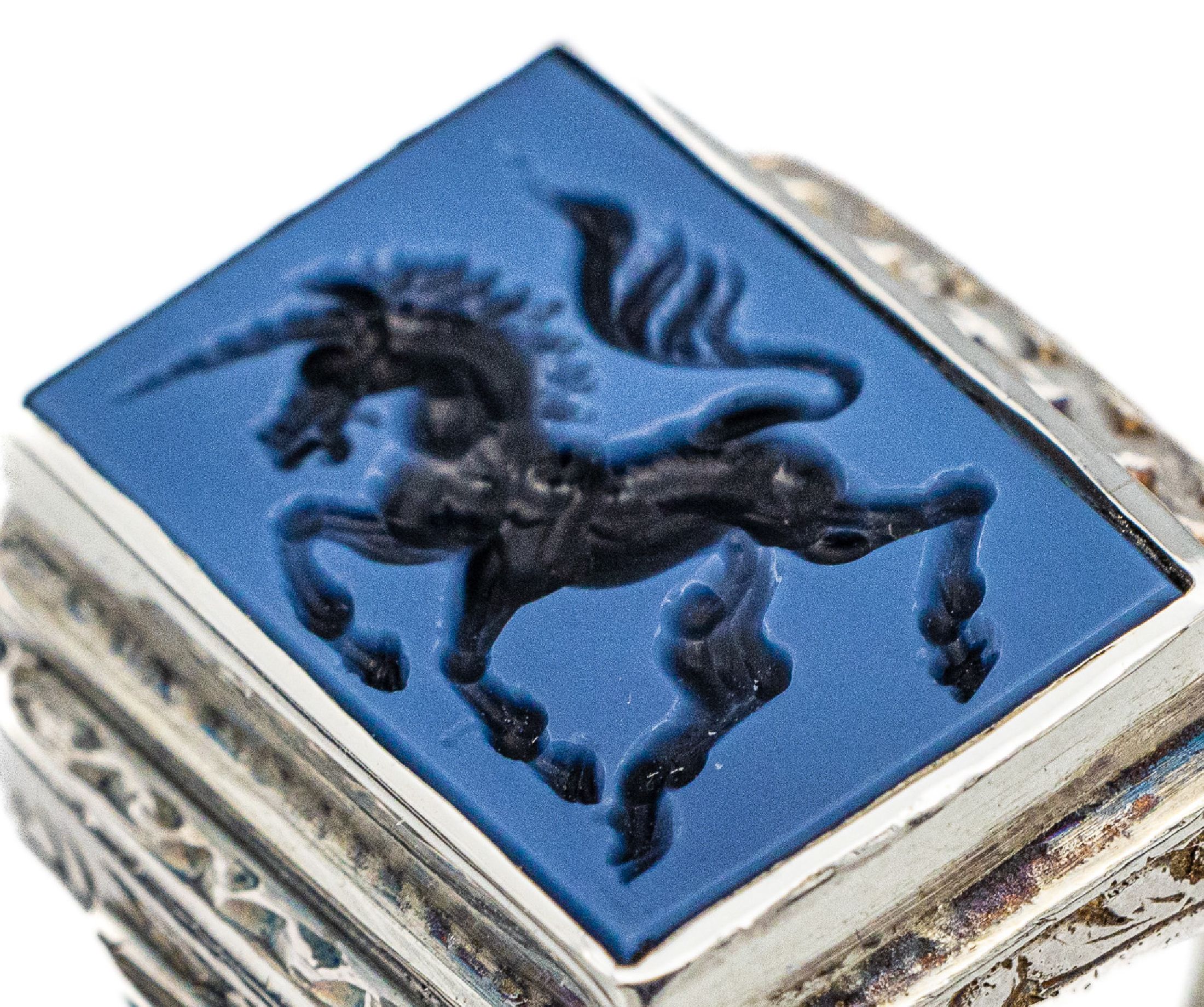 Detail a: Siegelring mit Achat, Idar Oberstein um 1920, Silber, Platte mit Darstellung eines heraldisches Einhorn, Ringschultern getreppt, z.T. grav., RW 58, ...