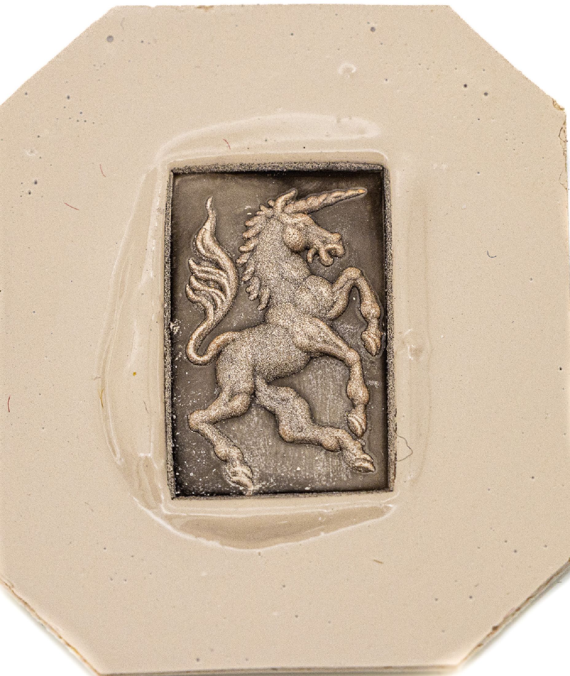 Detail b: Siegelring mit Achat, Idar Oberstein um 1920, Silber, Platte mit Darstellung eines heraldisches Einhorn, Ringschultern getreppt, z.T. grav., RW 58, ...