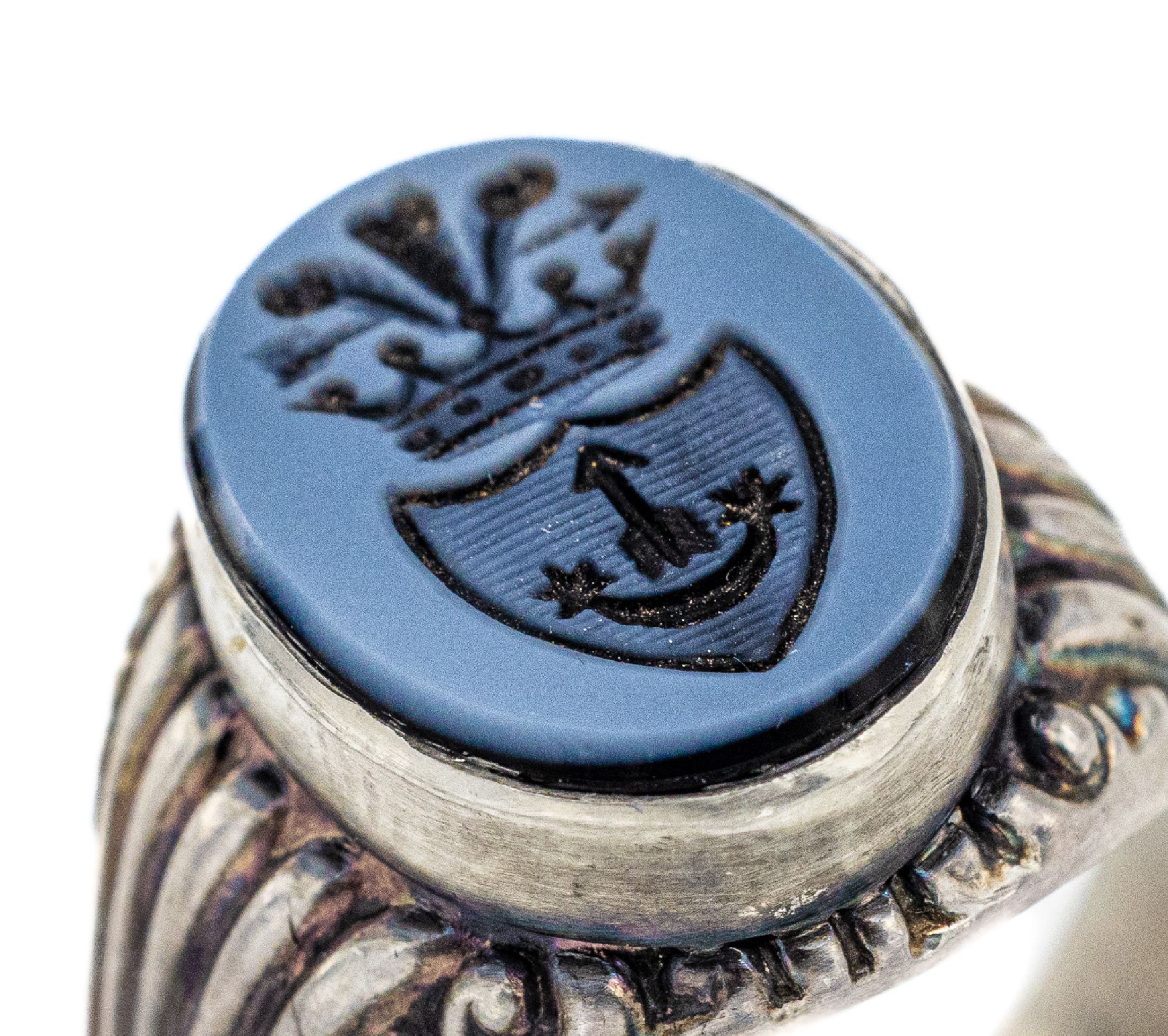 Detail a: Siegelring mit Lagenstein, Idar Oberstein um 1920, Silber, Platte mit Darstellung eines Wappen, Ringschultern mit Rillendekor, RW 57, ca. 8.0 g, ...