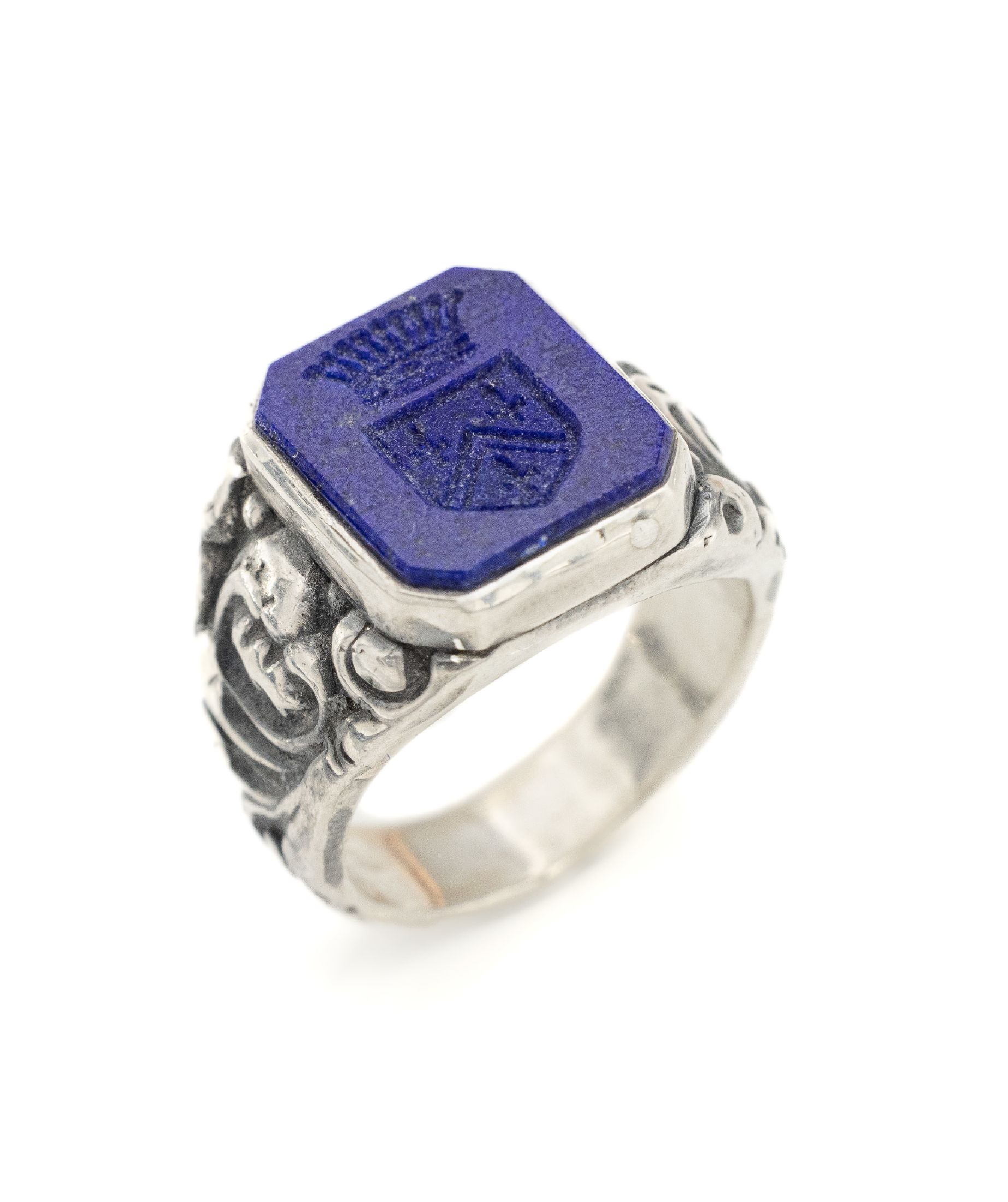 Siegelring mit Lapislazuli, Idar Oberstein um 1905, Darstellung eines Wappens, Ringschultern mit abstr. floraler Gravur, RW 62, ca. 22.1 g, im Etui, ...