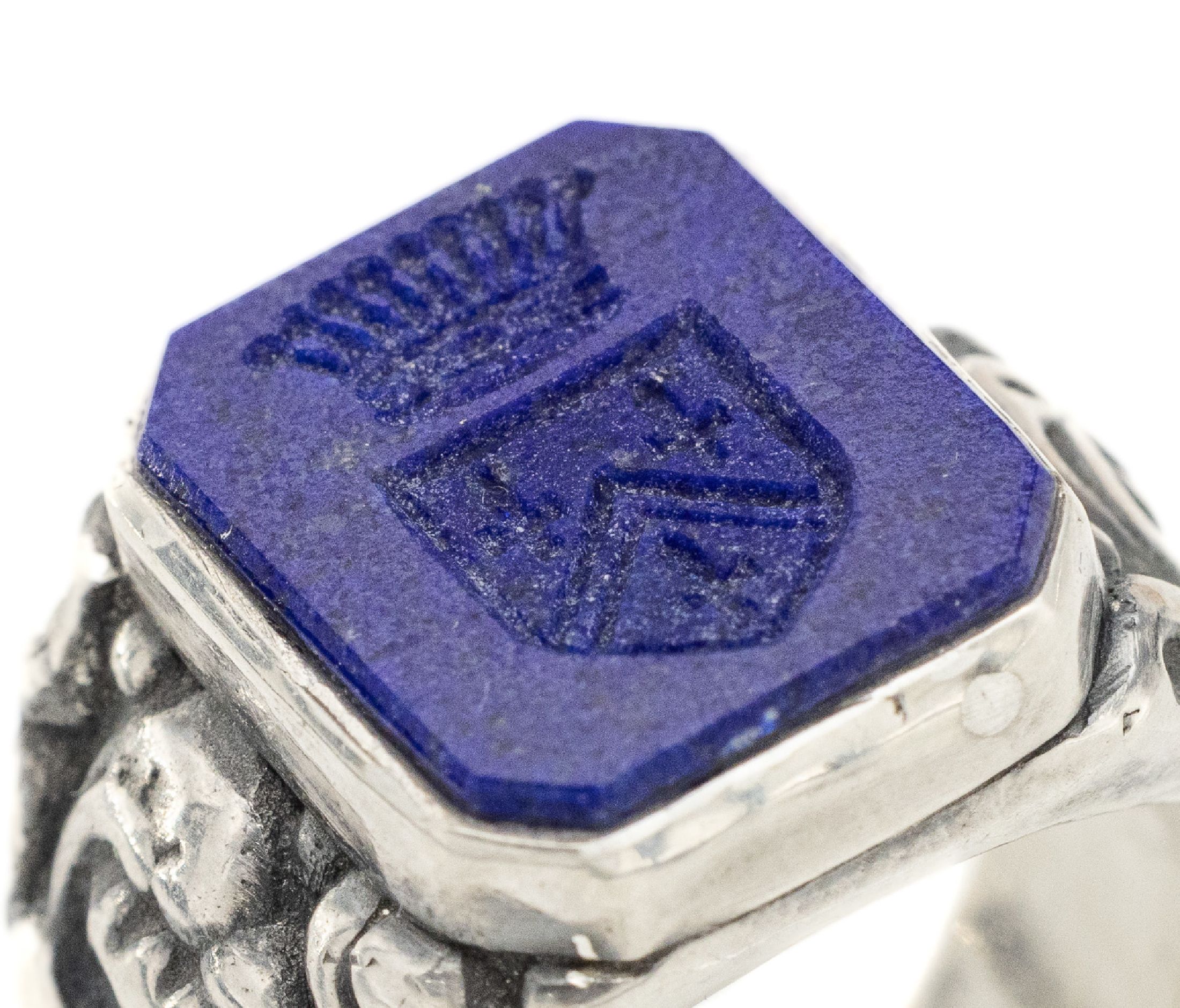 Detail b: Siegelring mit Lapislazuli, Idar Oberstein um 1905, Darstellung eines Wappens, Ringschultern mit abstr. floraler Gravur, RW 62, ca. 22.1 g, im Etui, ...