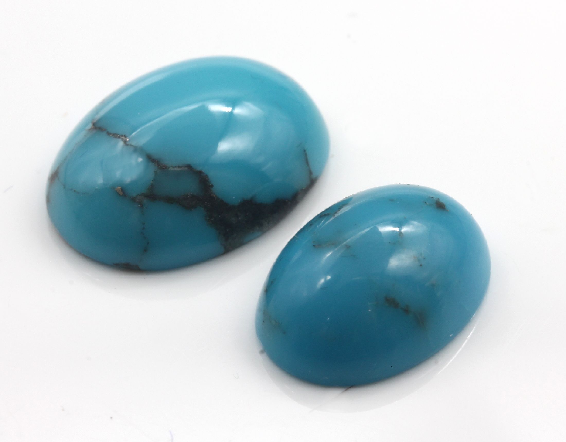 Detail a: Lot 2 lose Türkiscabochons, zus. ca. 20.70 ct, mit Matrix