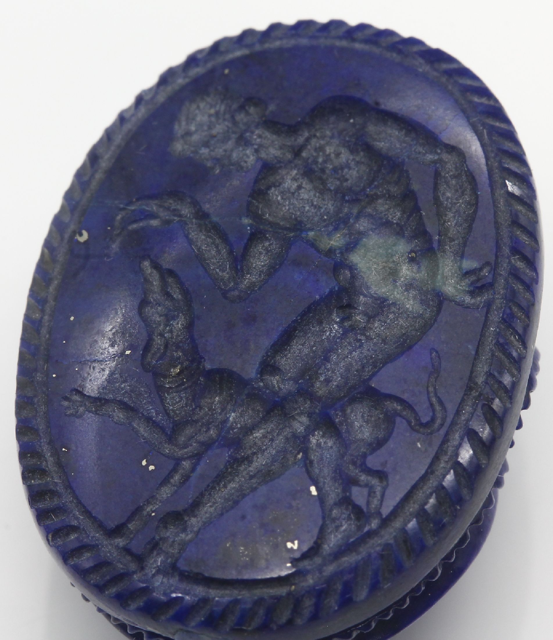 Detail b: Lose Lapislazuli-Gravur/Siegel "Skarabäus", sehr feine Lapis-Qualität, rs: Darstellung eines Jüngling füttert Hund, ca. 2.7 x 2 cm, ...
