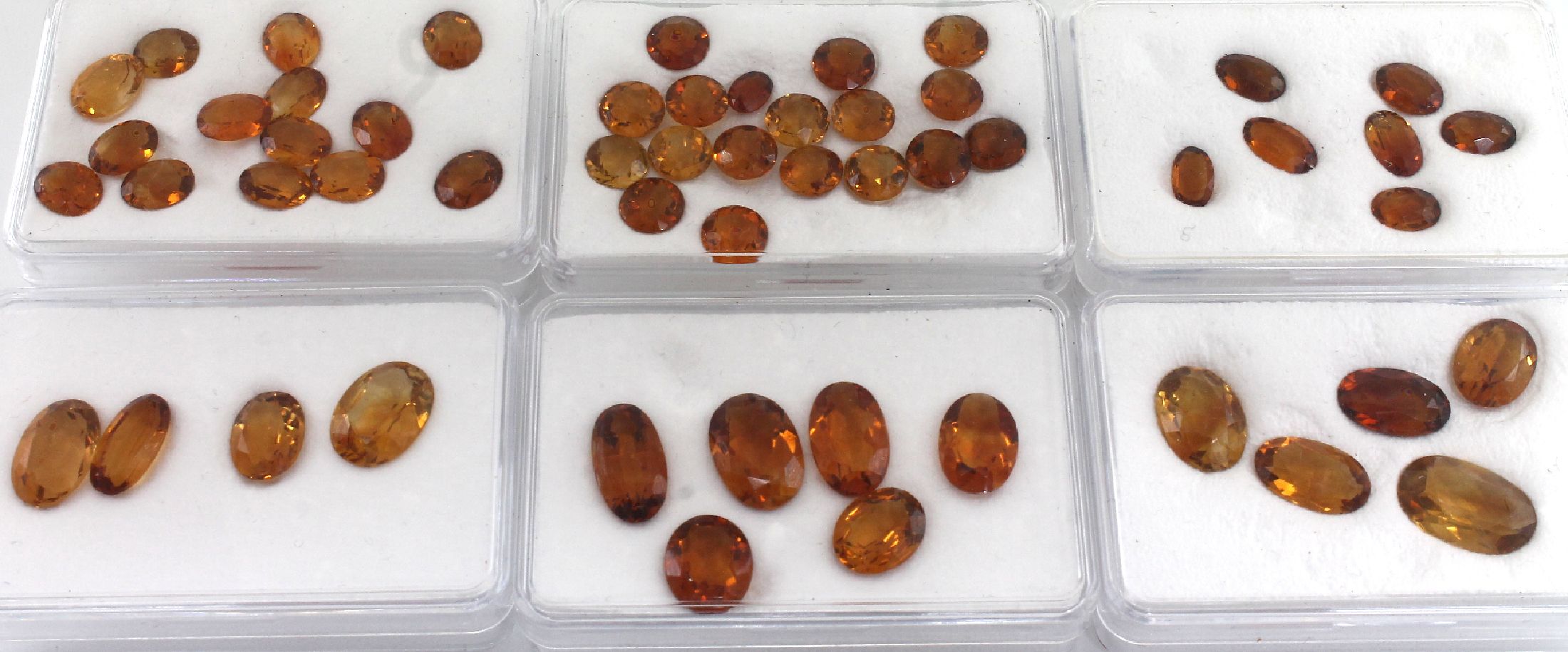 Detail c: Farbsteinfundgrube, Citrine und Amethyste, verschieden facett., zus. ca. 260 ct