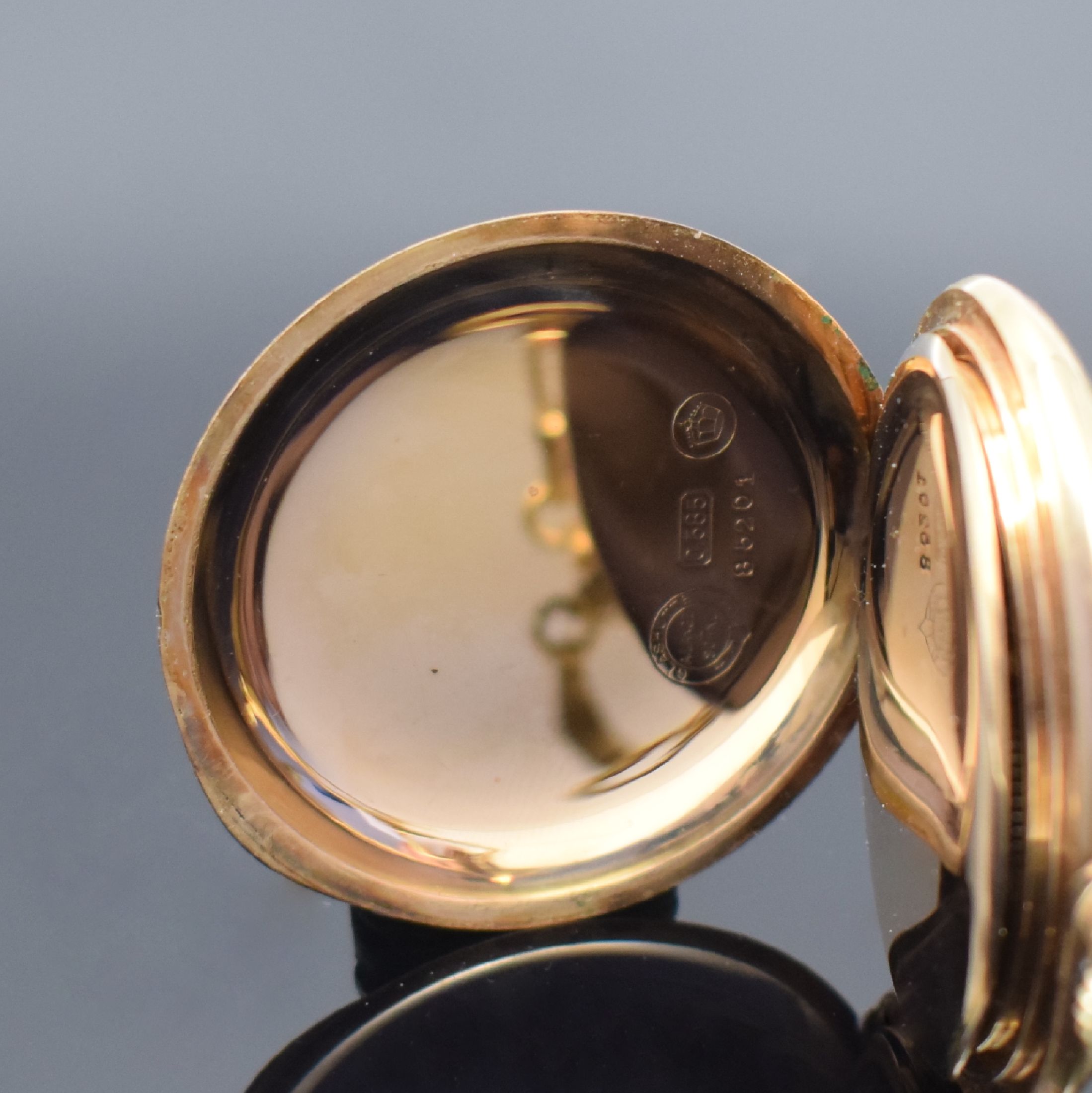 Detail d: A. LANGE & SÖHNE / DUF Herrensavonette in RoseG 585/000 mit Kette in GG 585/000, Deutschland um 1925, 3-Deckel Goldgeh., Sprung (m. Monogramm)- und ...