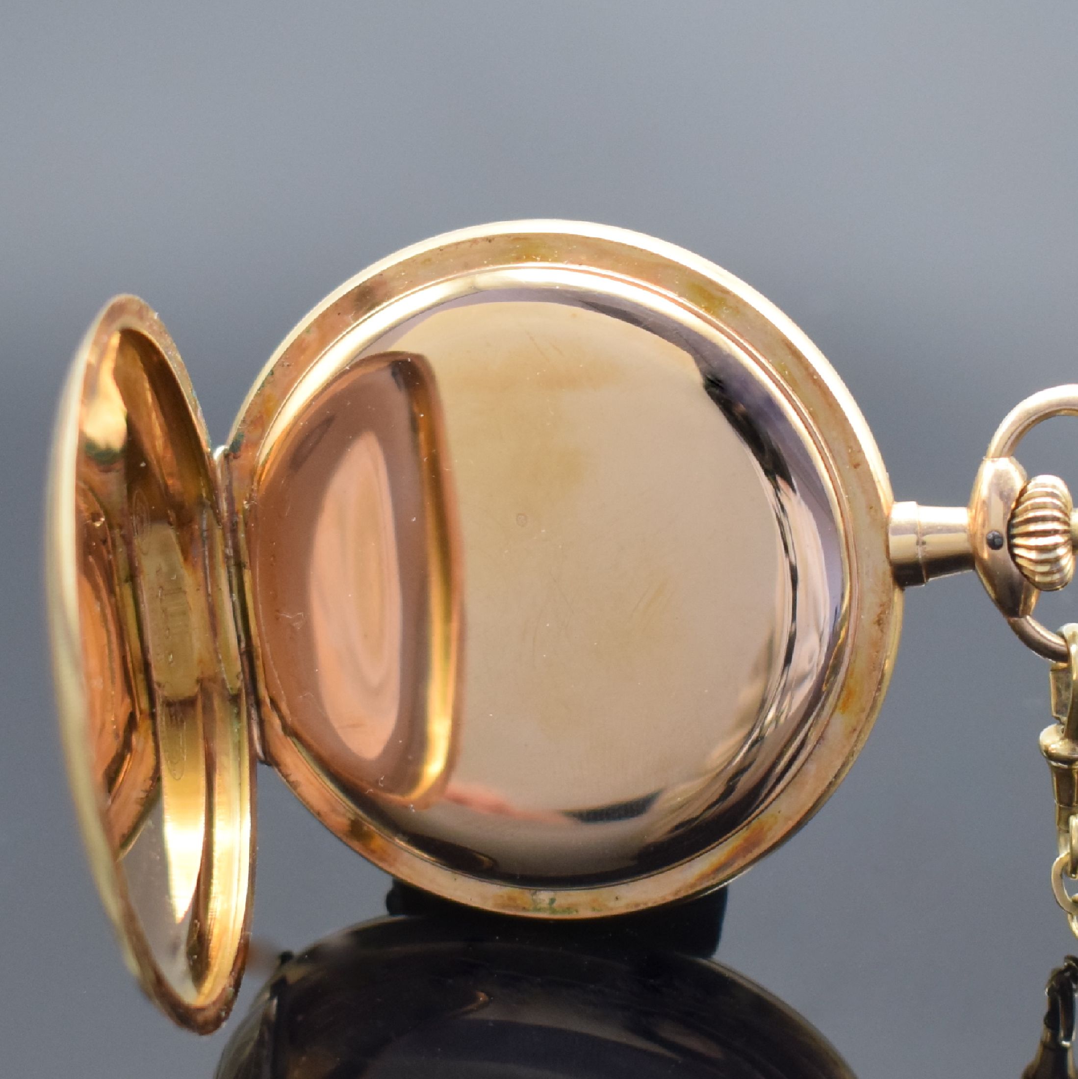 Detail e: A. LANGE & SÖHNE / DUF Herrensavonette in RoseG 585/000 mit Kette in GG 585/000, Deutschland um 1925, 3-Deckel Goldgeh., Sprung (m. Monogramm)- und ...