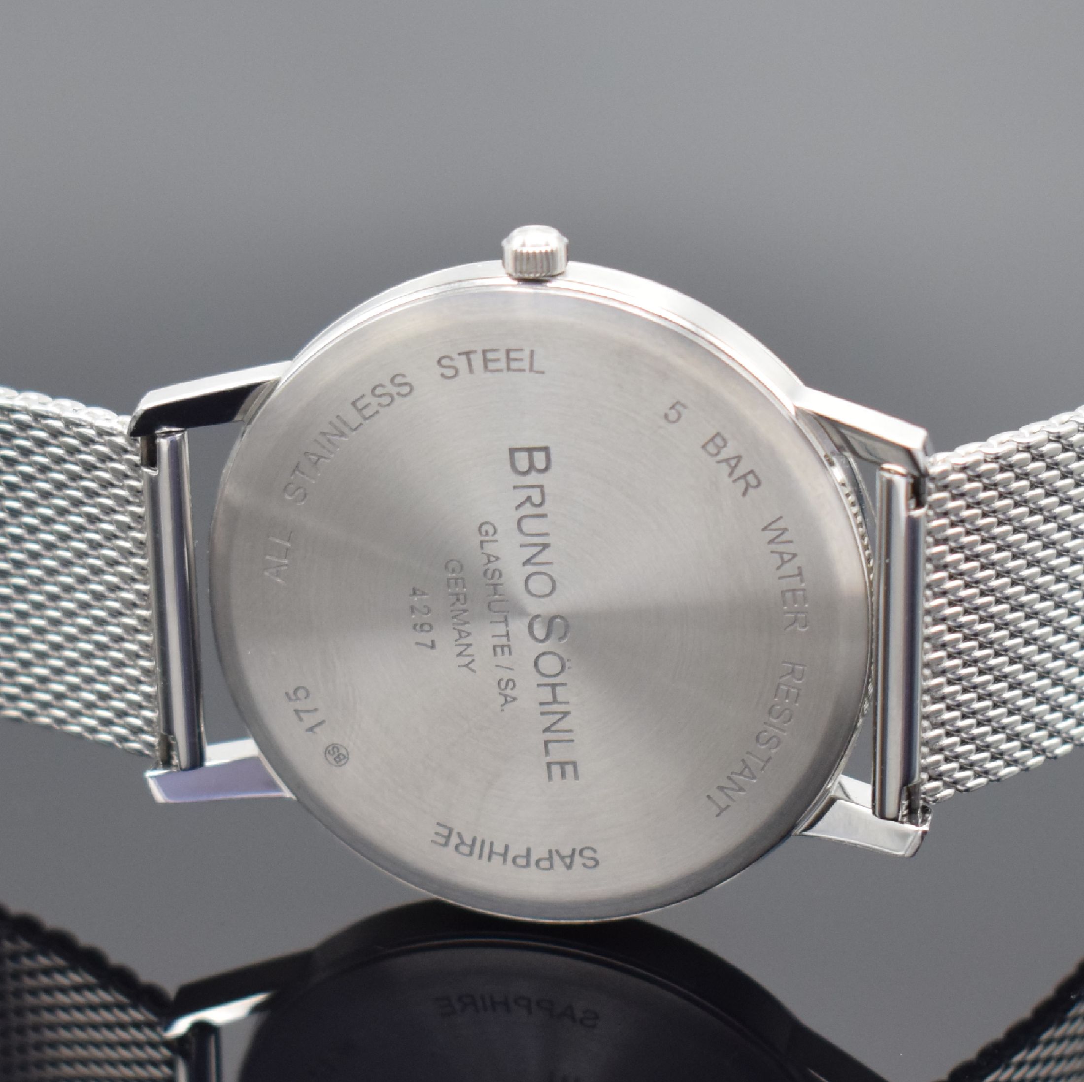 Detail d: BRUNO SÖHNLE Stuttgart I Big Herrenarmbanduhr in Stahl, Deutschland verk. lt. beil. Pap. 07/2022, quarz, Boden aufgedr., orig. Stahlband ...