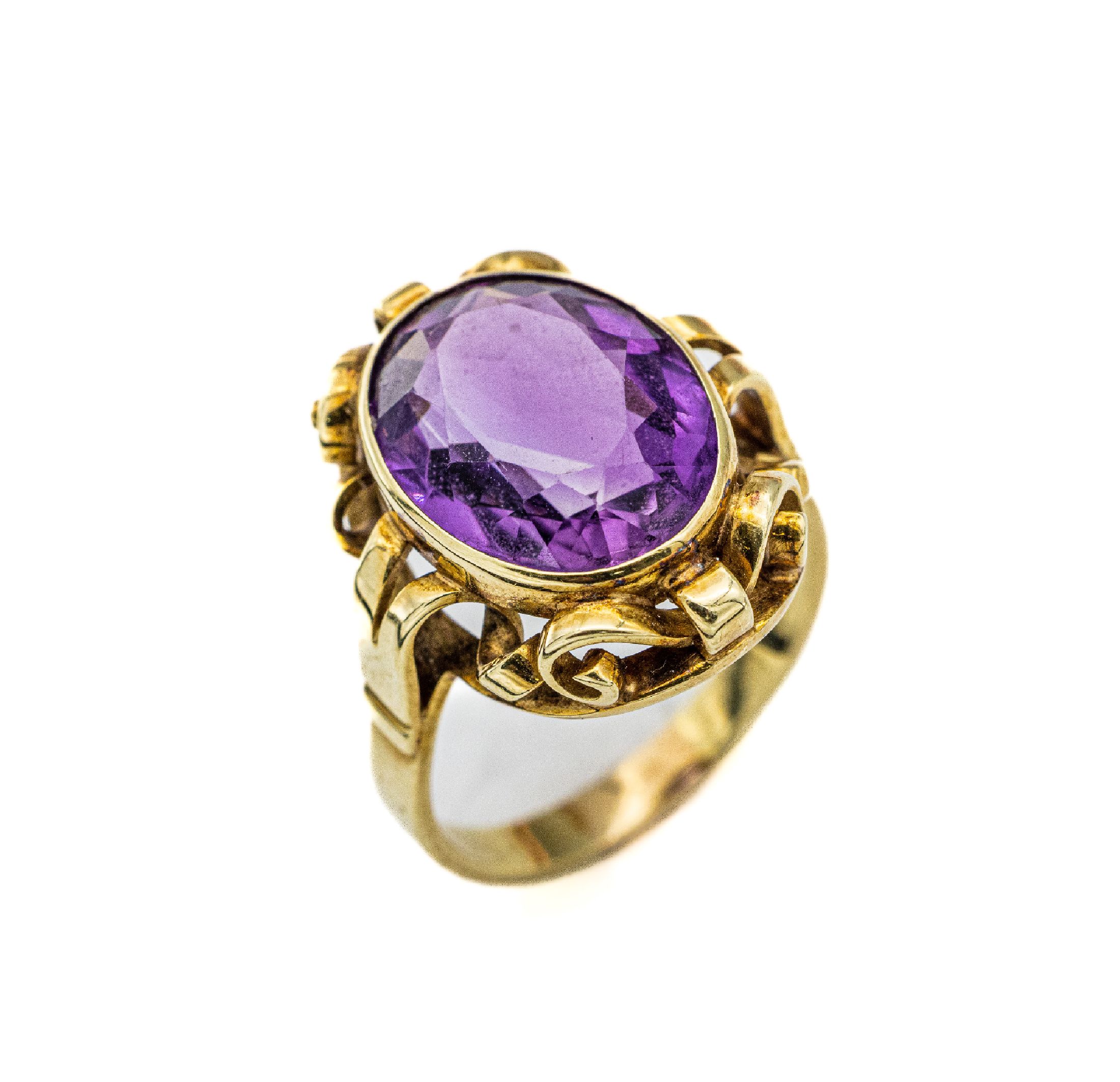 14 kt Gold Amethyst-Ring, GG 585/000, 1930er Jahre, ovalfacett. Amethyst, bogenförm.Unterkaderung, Meistermarke verschlagen, totalca. 8.6 g, RW 60