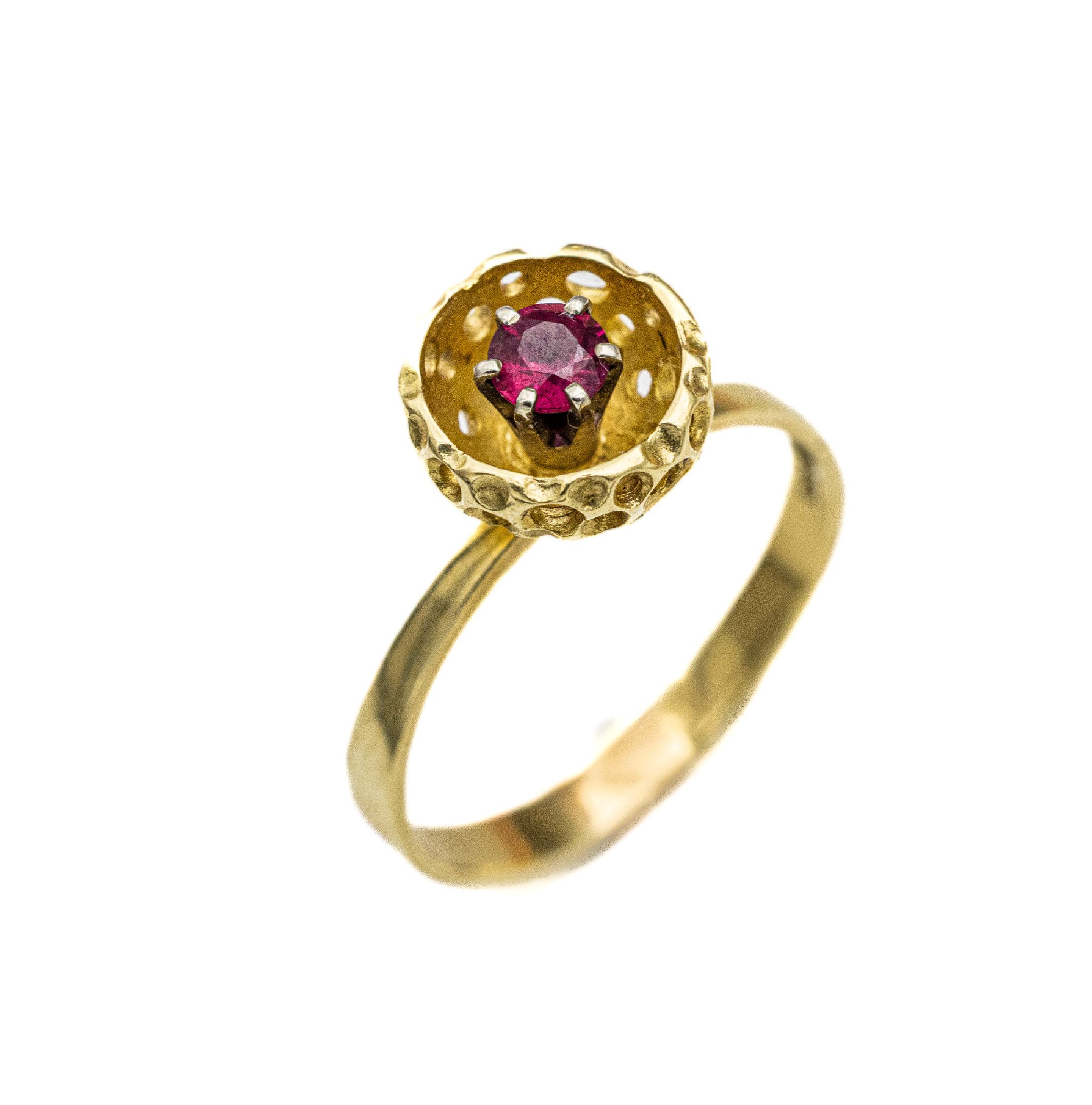 14 kt Gold Rubin-Ring, GG 585/000, rundfacett. Rubin in blütenkelchförm. Fassung, total ca. 4.0 g, RW 61