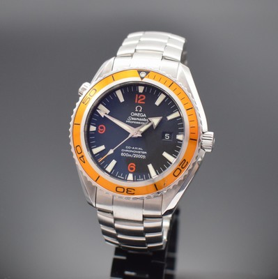 Image OMEGA Seamaster Professional Planet Ocean chronometer gents wristwatch, self winding, screwed down stainless steel case including stainless steel bracelet with deployant clasp, helium valve at 10, bezel with 60- minutes graduation unidirectional revolving, black dial with applied luminous indices & Arabic numerals, luminous hands, date, diameter approx. 44 mm, length approx. 20,5 cm, signs of use otherwise condition 2
