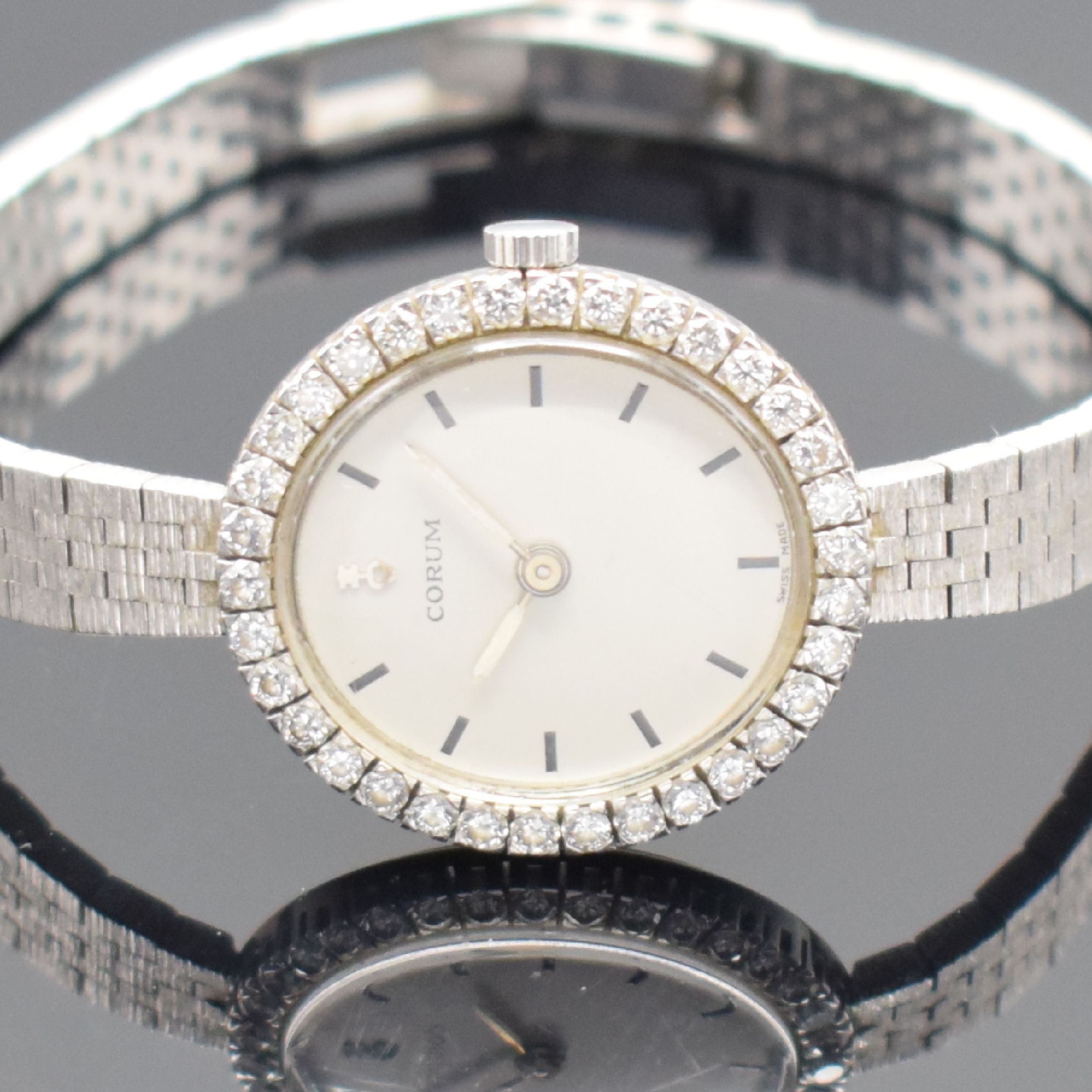 Detail a: CORUM Damenarmbanduhr in WG 750/000, Schweiz um 1965, Handaufzug, Boden aufgedr., inkl. Band in WG 750/000, Lünette aufw. m. Diamanten bes. zus. ca. ...