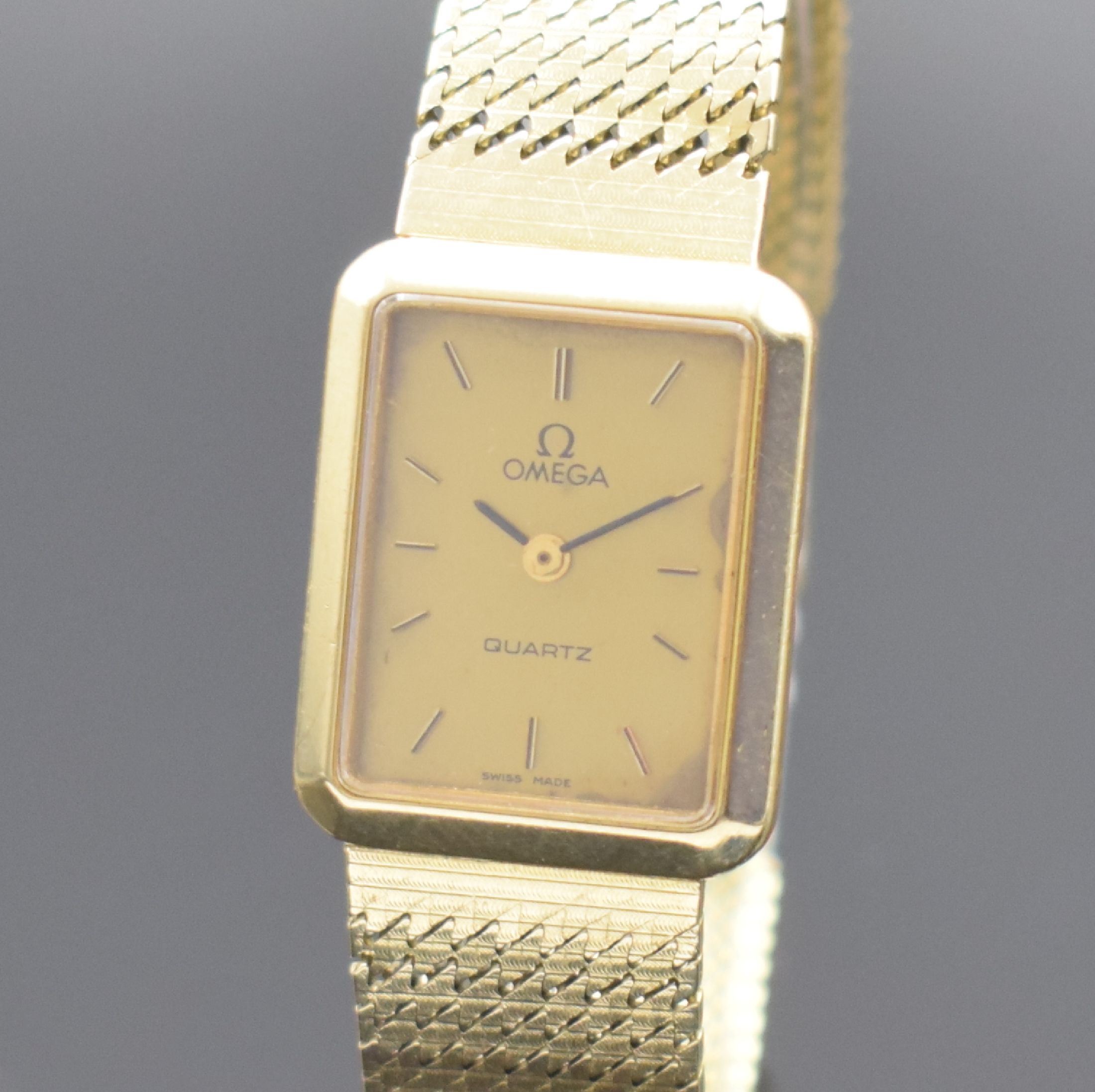 Detail a: OMEGA Damenarmbanduhr in GG 585/000, Schweiz um 1980, quarz, 2-teil. Geh., Boden aufgedr., Milanaiseband, gold. Zifferbl. m. aufges. Std.-Ind. fl., ...