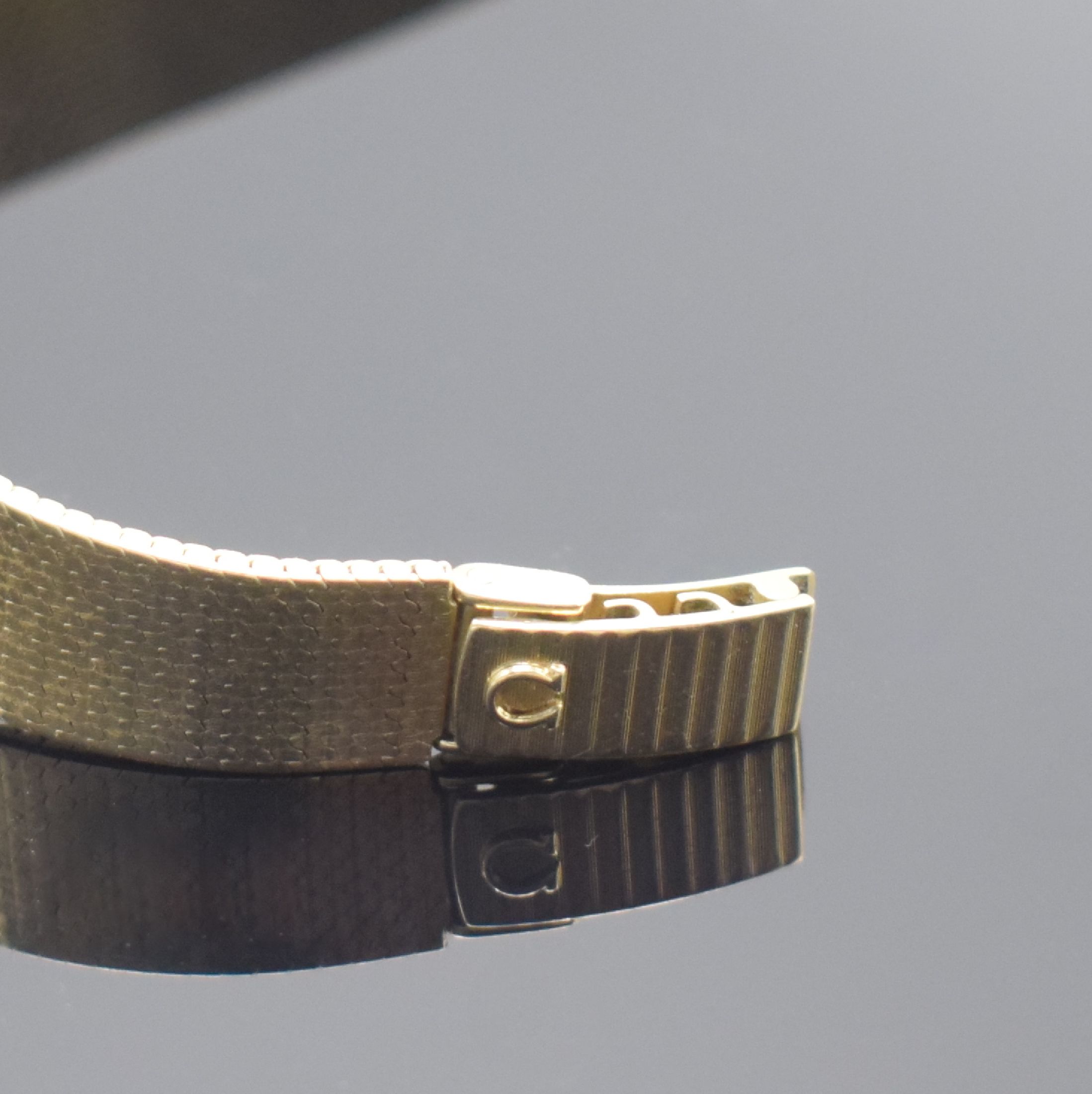 Detail b: OMEGA Damenarmbanduhr in GG 585/000, Schweiz um 1980, quarz, 2-teil. Geh., Boden aufgedr., Milanaiseband, gold. Zifferbl. m. aufges. Std.-Ind. fl., ...