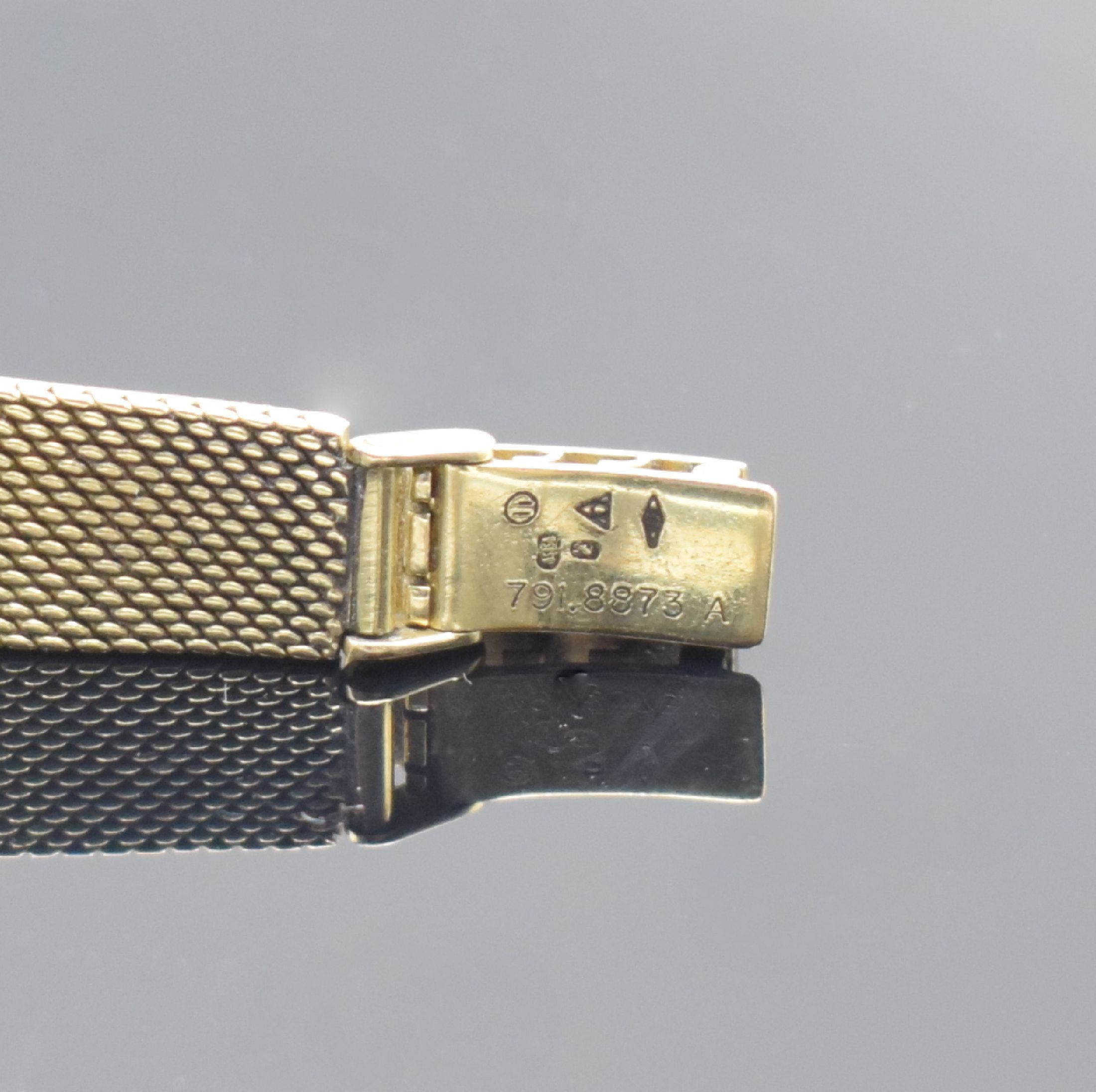Detail c: OMEGA Damenarmbanduhr in GG 585/000, Schweiz um 1980, quarz, 2-teil. Geh., Boden aufgedr., Milanaiseband, gold. Zifferbl. m. aufges. Std.-Ind. fl., ...
