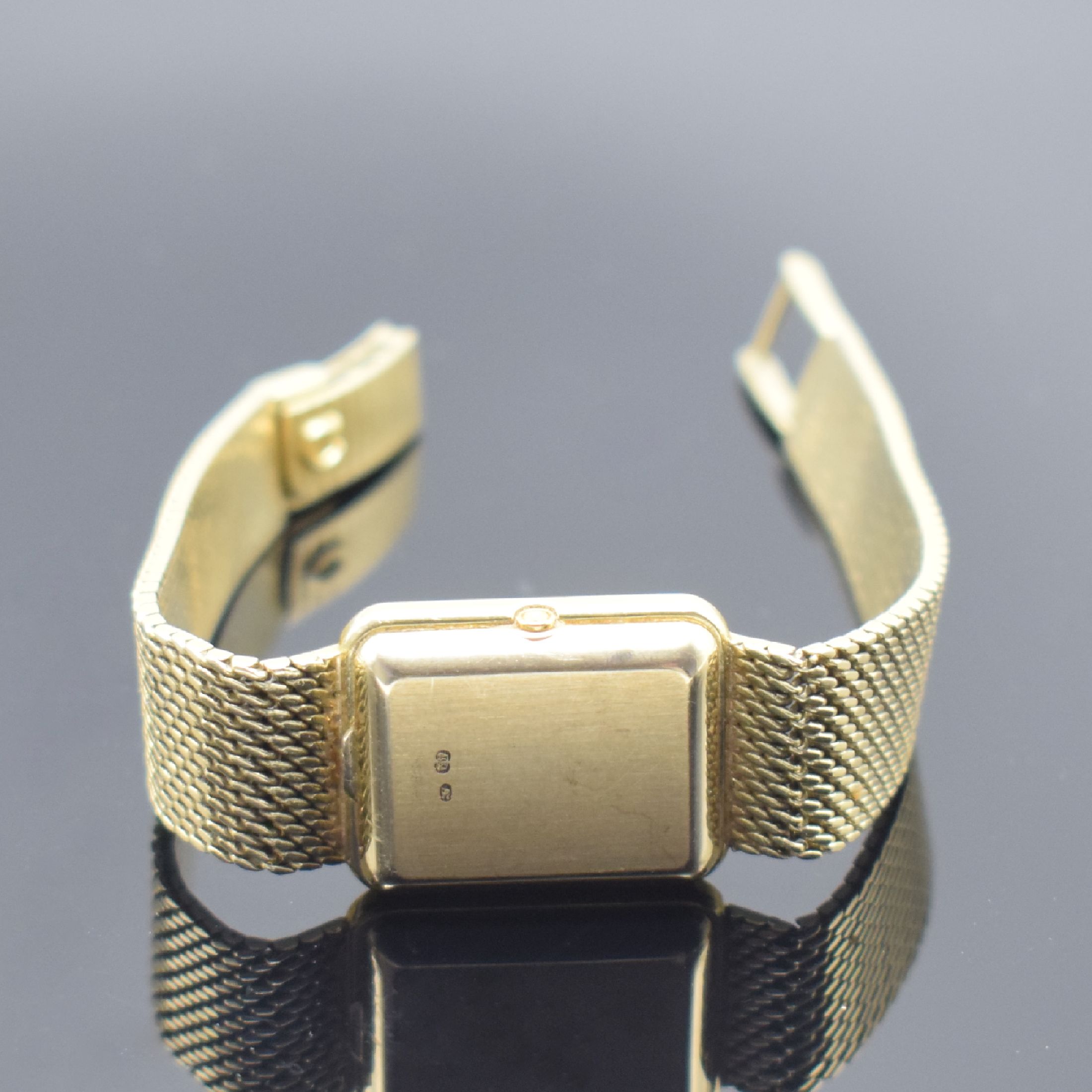 Detail e: OMEGA Damenarmbanduhr in GG 585/000, Schweiz um 1980, quarz, 2-teil. Geh., Boden aufgedr., Milanaiseband, gold. Zifferbl. m. aufges. Std.-Ind. fl., ...