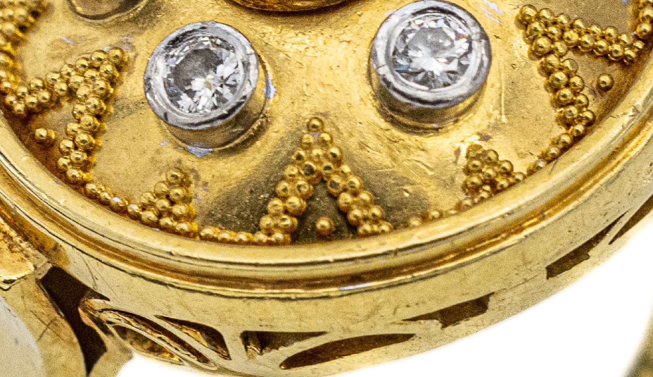 Detail a: 18 kt Gold Rubin-Brillant-Ring, GG 750/000,1950er Jahre, feine Granulation in Form von Dreiecken auf gewölbtem, runden Ringkopf, meisterliche ...