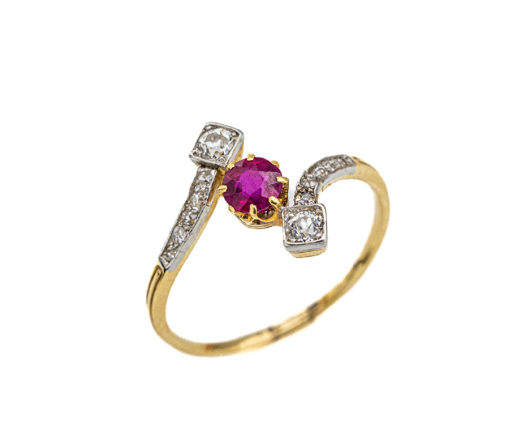 14 kt Gold Jugendstil Diamant-Ring, GG 585/000, Schauseite zeittyp. platiniert, 1 Rubin ca. 0.30 ct, 12 Altschliff-Diamanten zus. ca. 0.14 ct ...