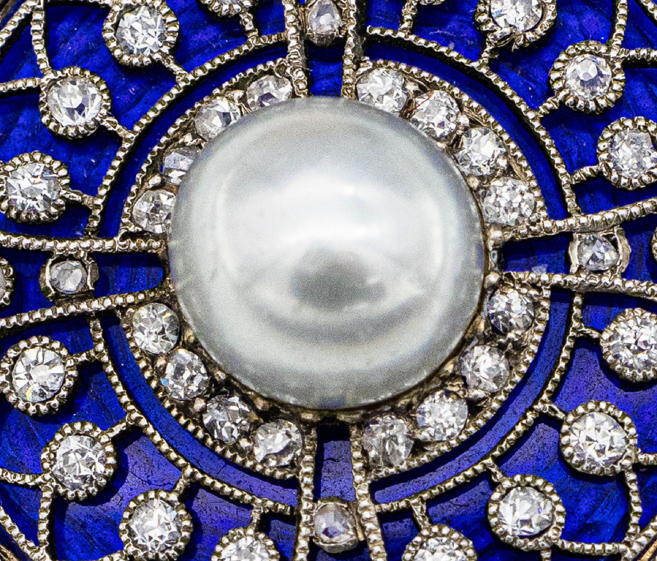 Detail a: Brosche mit Email und Diamanten, Platin und Silber, deutsch um 1900, Schauseite in Platin, aufgeschraubt, leicht erhöht, dadurch schöner ...