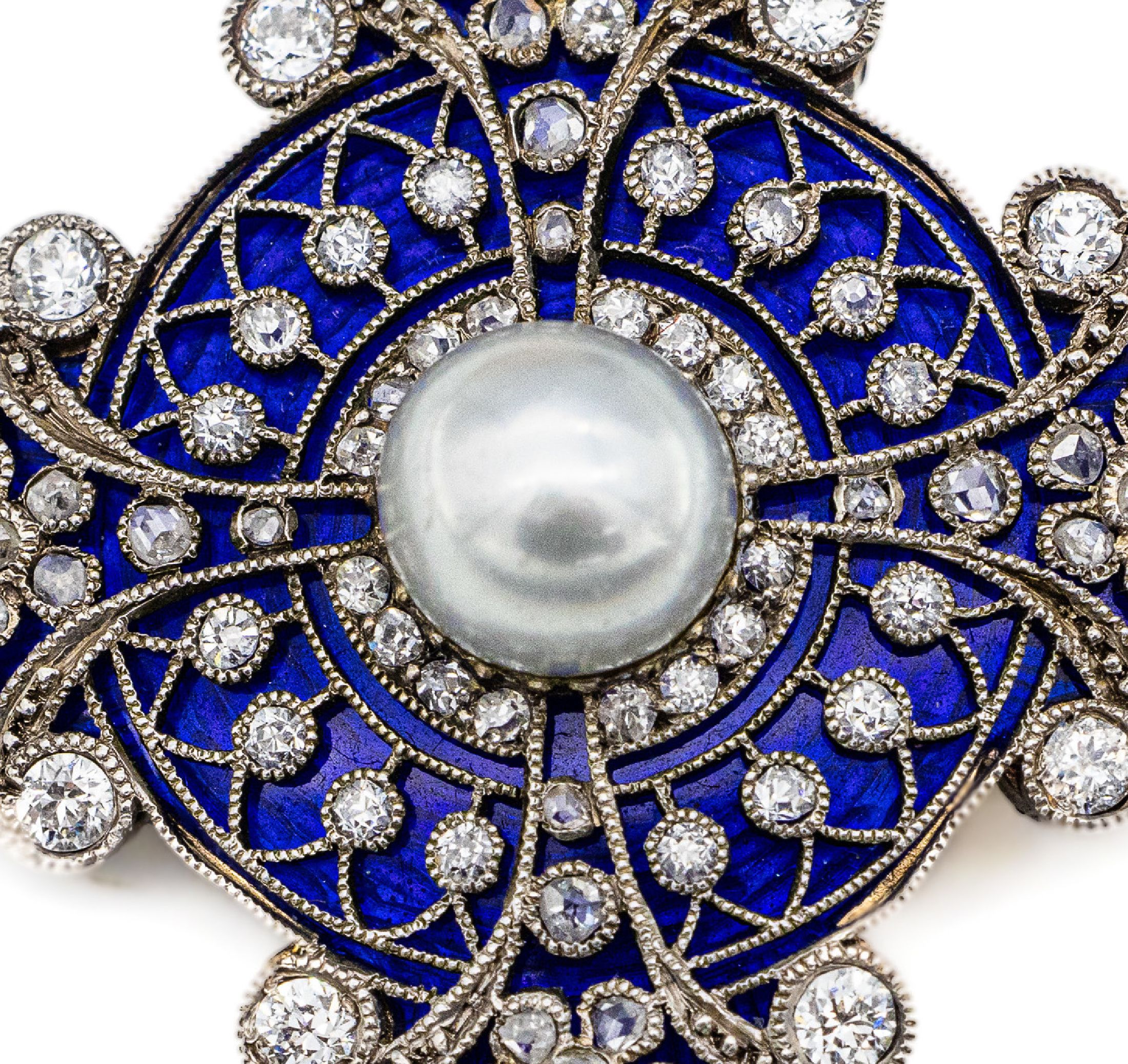 Detail b: Brosche mit Email und Diamanten, Platin und Silber, deutsch um 1900, Schauseite in Platin, aufgeschraubt, leicht erhöht, dadurch schöner ...