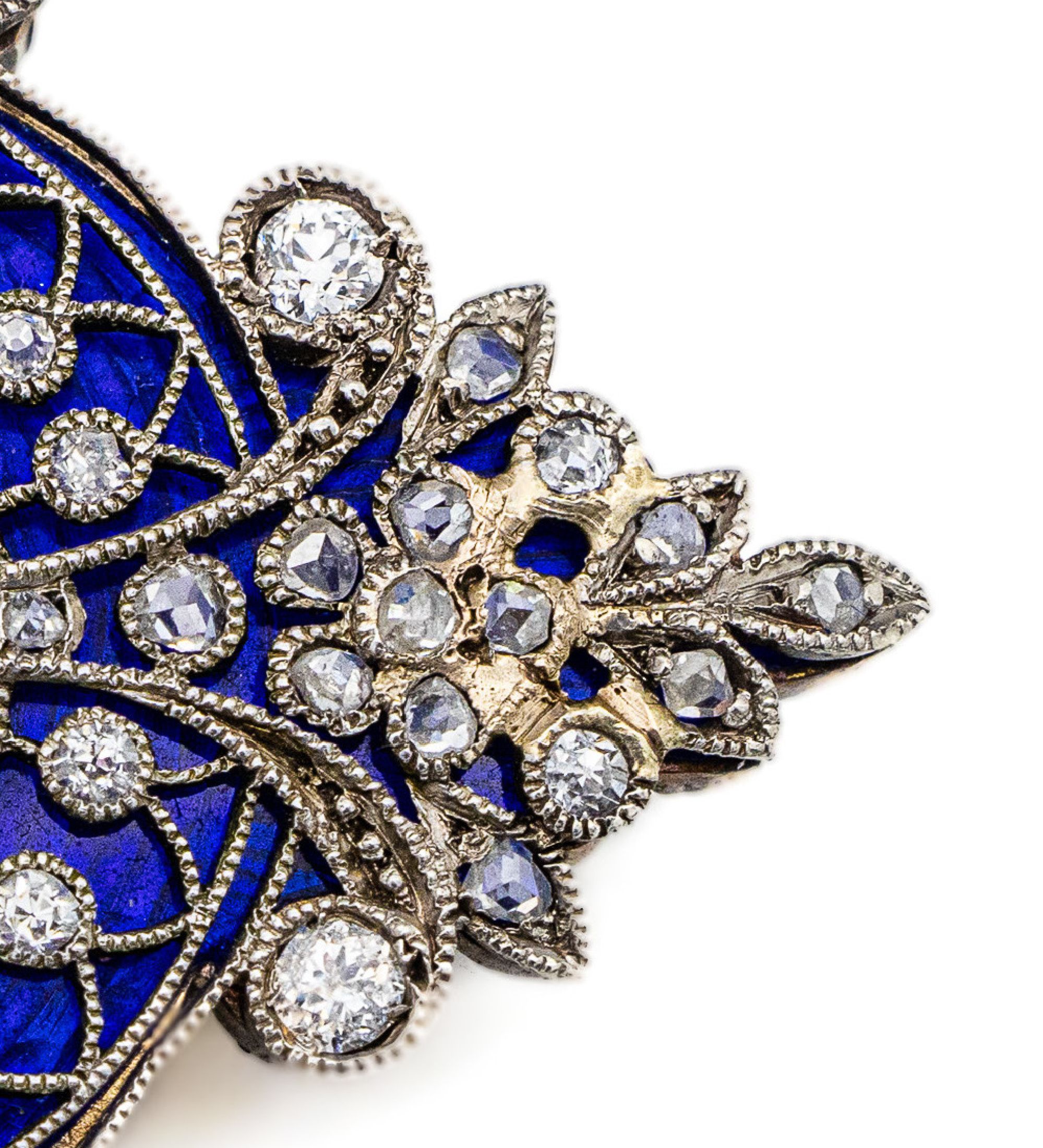 Detail c: Brosche mit Email und Diamanten, Platin und Silber, deutsch um 1900, Schauseite in Platin, aufgeschraubt, leicht erhöht, dadurch schöner ...