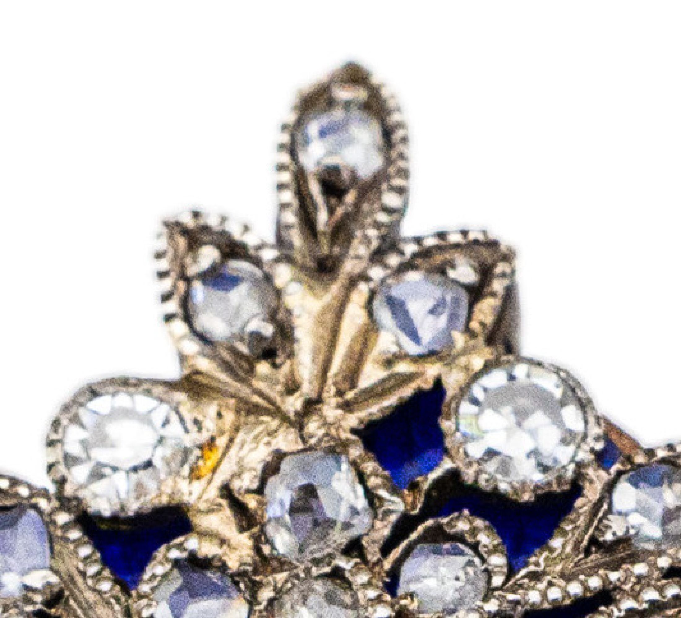 Detail d: Brosche mit Email und Diamanten, Platin und Silber, deutsch um 1900, Schauseite in Platin, aufgeschraubt, leicht erhöht, dadurch schöner ...