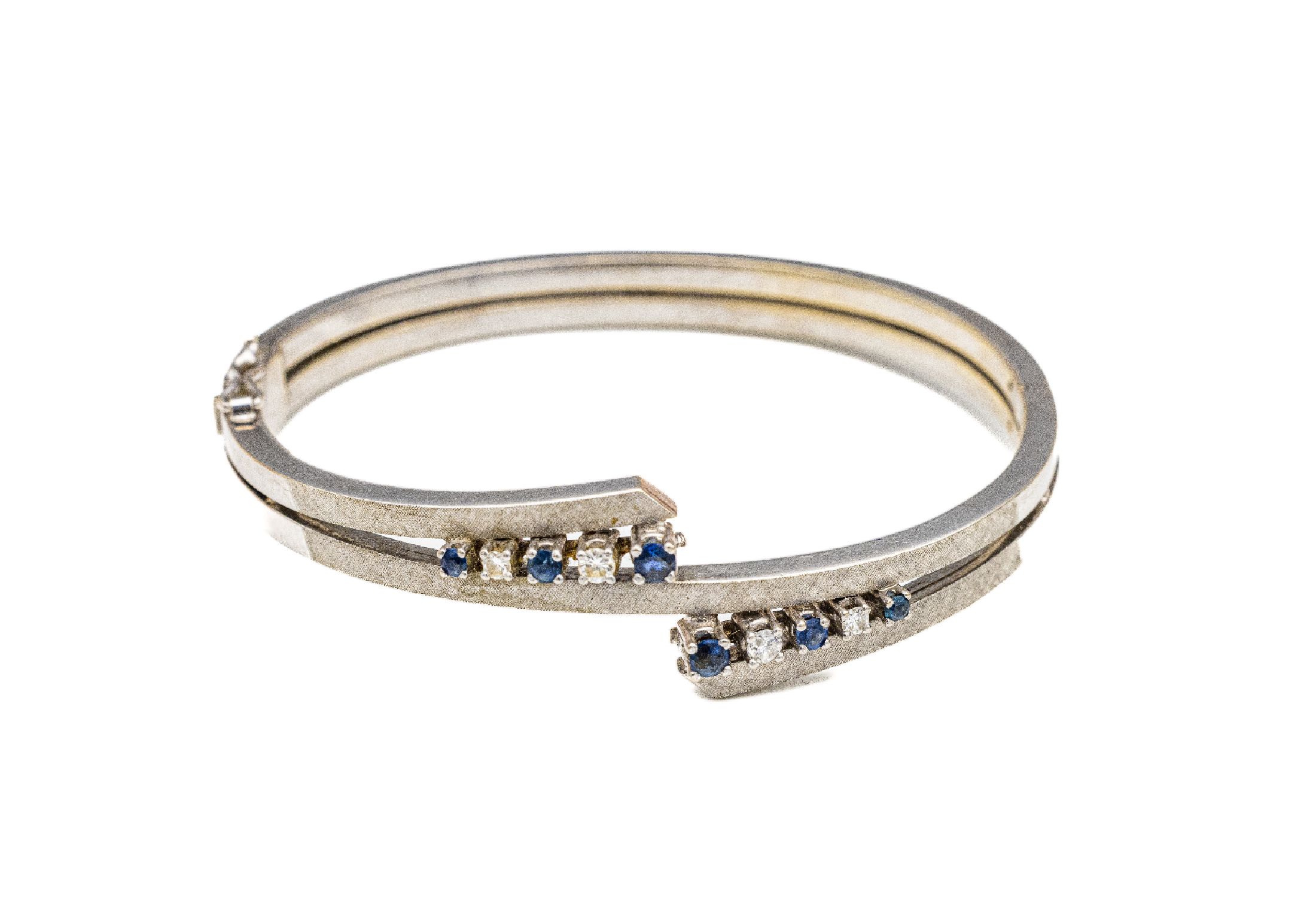 14 kt Gold Brillant-Saphir-Armreif, WG 585/000, Meistermarke EMIL HASENFRATZ, 4 Brillanten zus. ca. 0.14 ct Weiß/si, 6 Saphirezus. ca. 0.18 ct, ca. ...