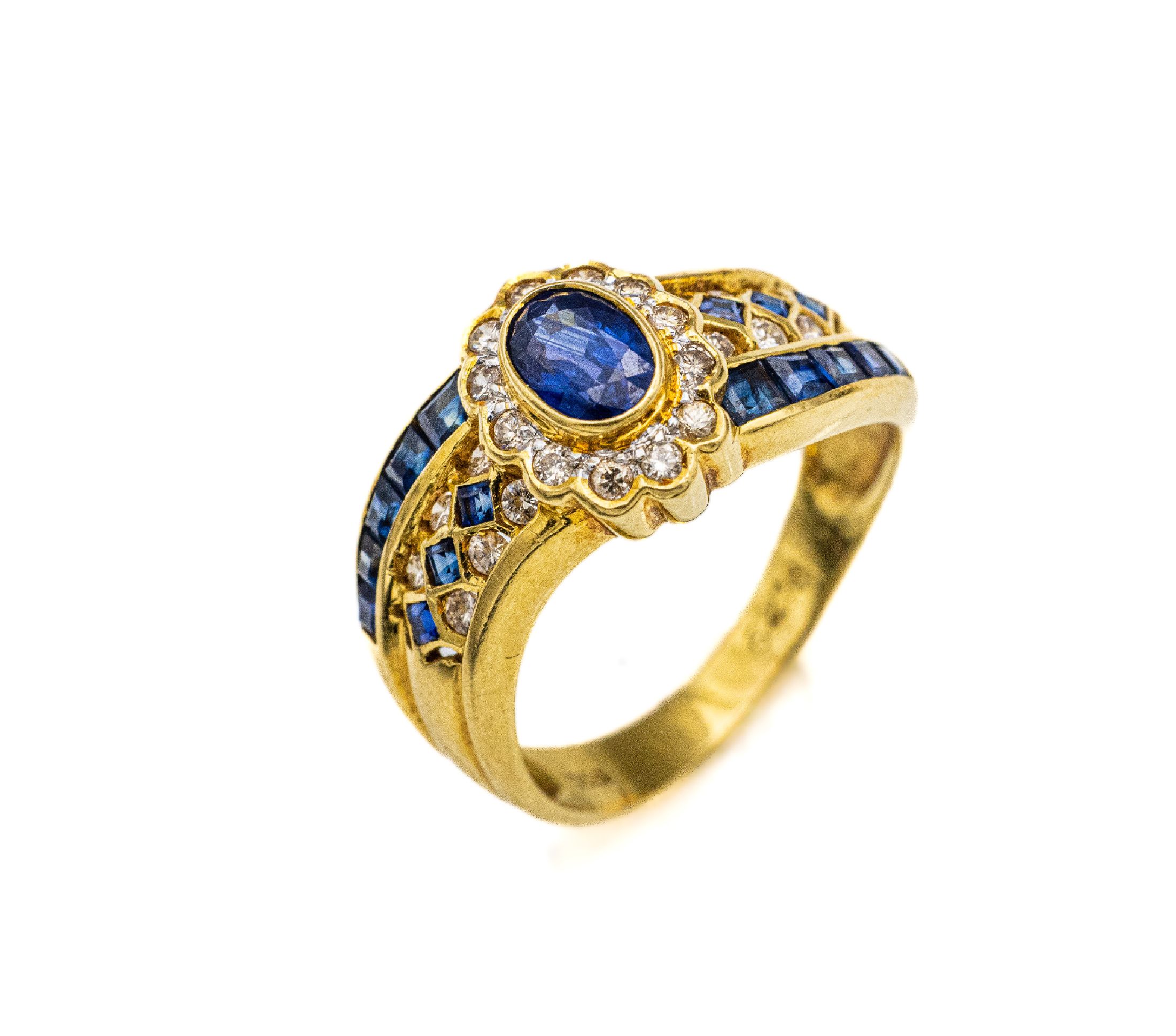 18 kt Gold Saphir-Brillant-Ring, GG 750/000, ovalfacett. Saphir und 16 Saphir- Carrees zus. ca. 1.65 ct, 24 Brillanten zus. ca. 0.24 ct Weiß/si, ...
