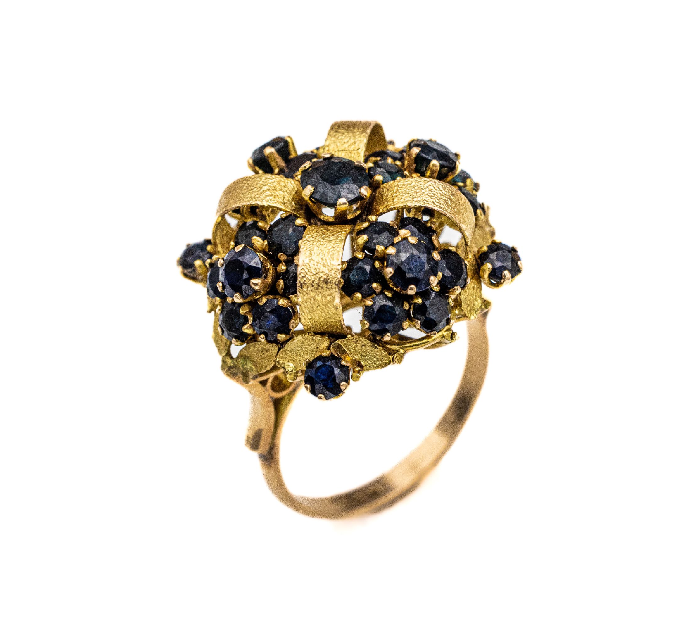 14 kt Gold Saphir-Ring, GG 585/000, blütenförm. Ringkopf mit 33 Saphiren zus. ca. 2.40 ct, ca. 7.02 g, RW 52.5