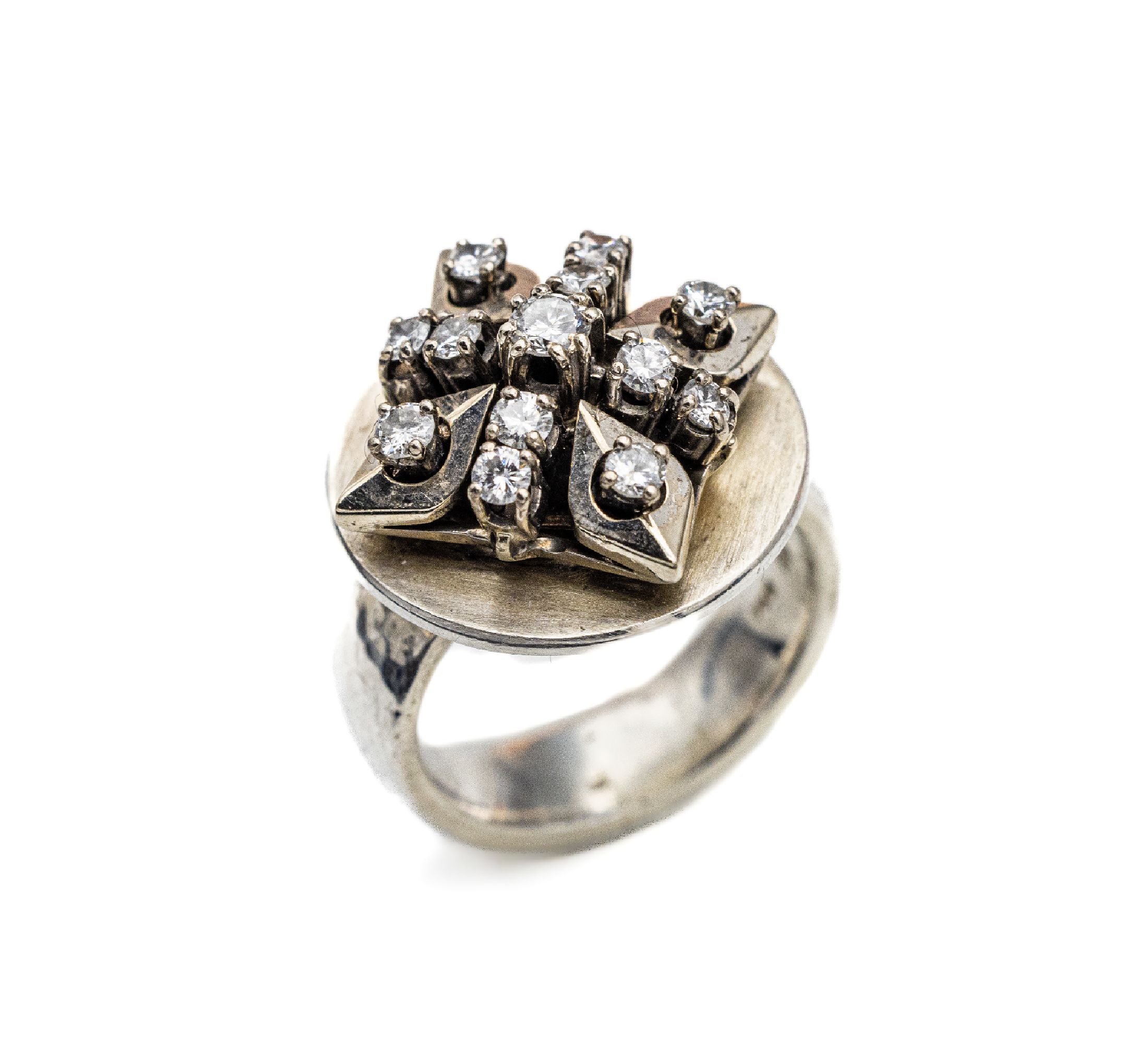 14 kt Gold und Silber Brillant-Ring, Einzelanfertigung auf Kundenwunsch, Bekrönung GG 585/000 bes. mit 13 Brillanten zus. ca. 0.70 ct Weiß/si auf ...