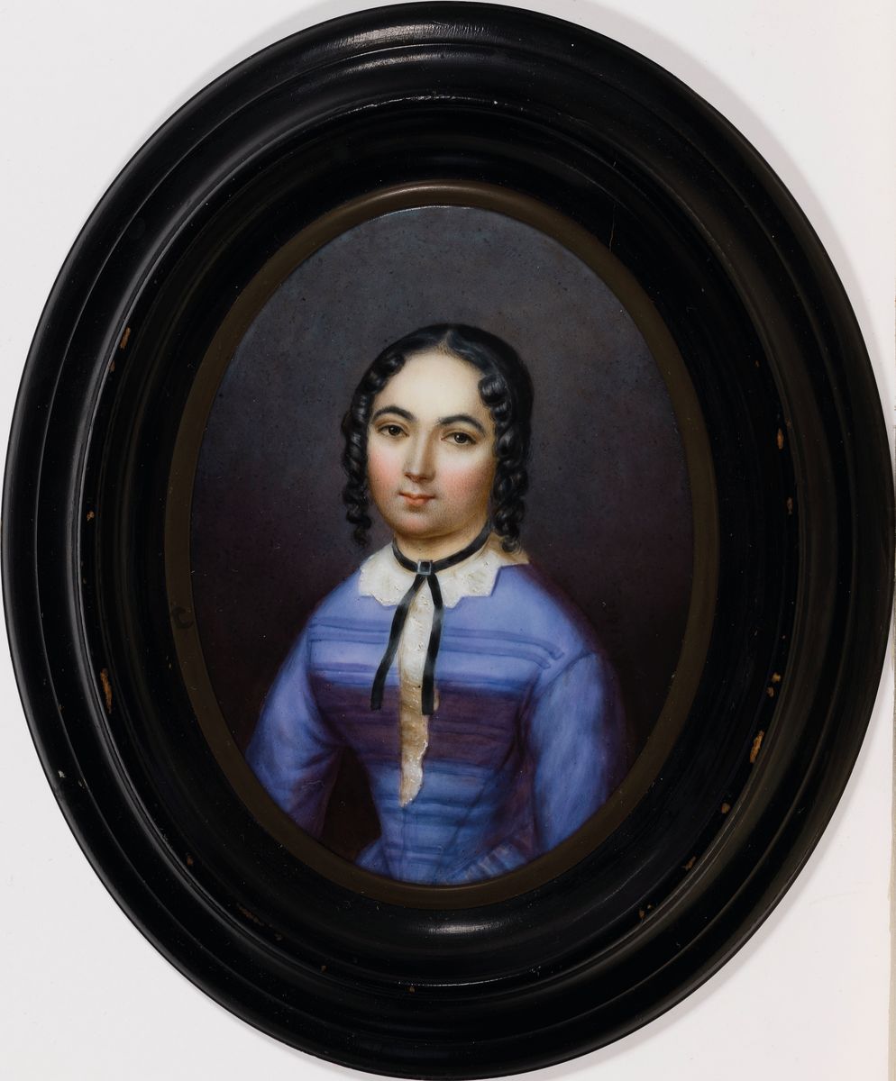 Detail k: J. Blah, datiert 1850, wohl Josef Blaha, Porträtmalerei junge Frau im violetten Gewand, feine Malerei auf Porzellan, ca. 14 x 10.5 cm, Zuschreibung ...