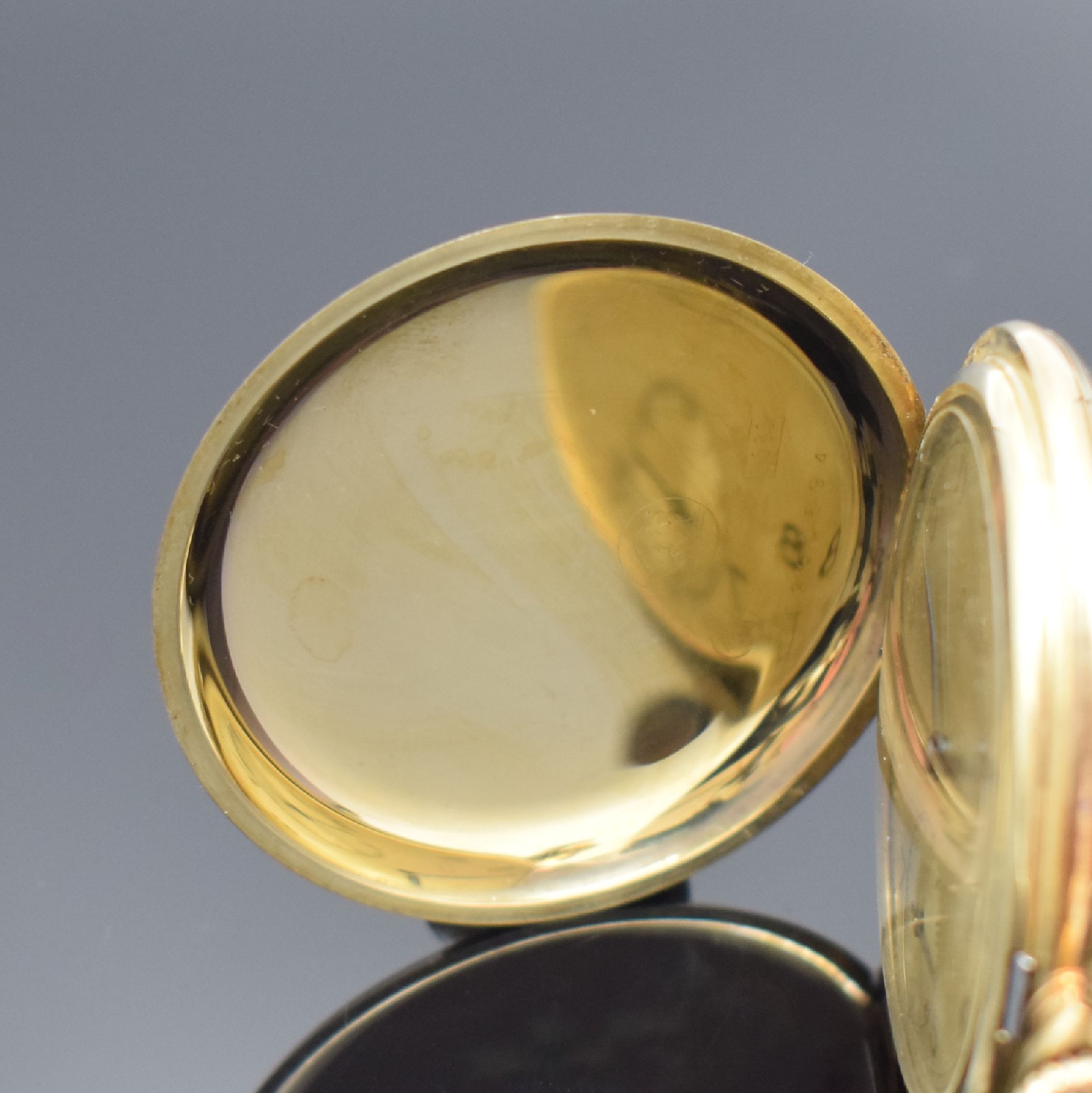 Detail a: STOWA Savonette in GG 585/000, Schweiz um 1940, 2-Deckel Goldgeh., Sprungdeckel mit Schmuckmonogramm, Metallcuvette m. Widmung, Metallzifferbl. m. ...
