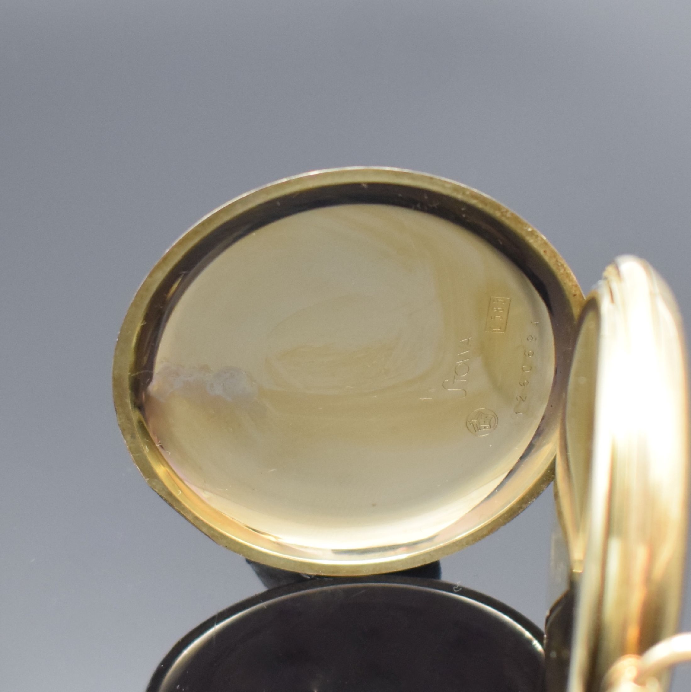 Detail d: STOWA Savonette in GG 585/000, Schweiz um 1940, 2-Deckel Goldgeh., Sprungdeckel mit Schmuckmonogramm, Metallcuvette m. Widmung, Metallzifferbl. m. ...