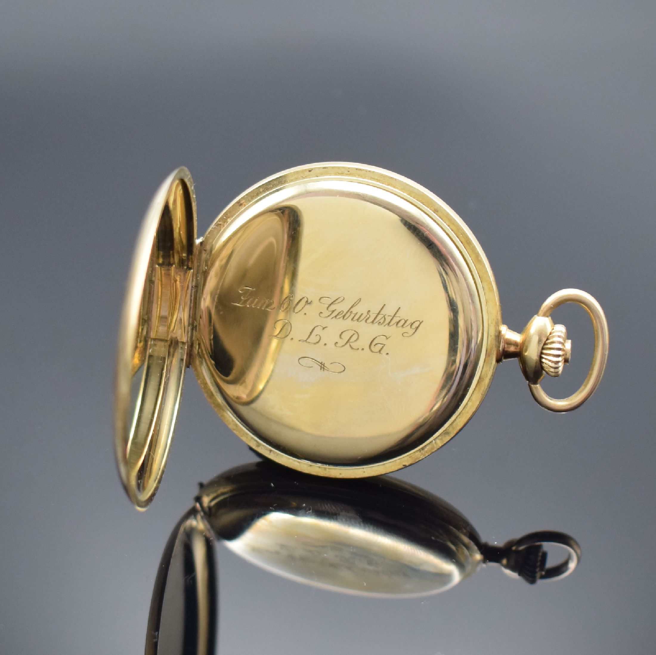 Detail e: STOWA Savonette in GG 585/000, Schweiz um 1940, 2-Deckel Goldgeh., Sprungdeckel mit Schmuckmonogramm, Metallcuvette m. Widmung, Metallzifferbl. m. ...