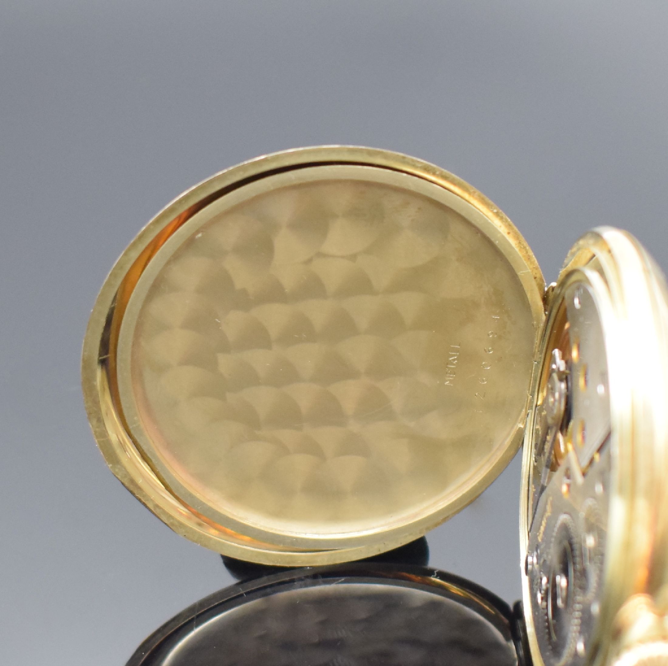Detail f: STOWA Savonette in GG 585/000, Schweiz um 1940, 2-Deckel Goldgeh., Sprungdeckel mit Schmuckmonogramm, Metallcuvette m. Widmung, Metallzifferbl. m. ...