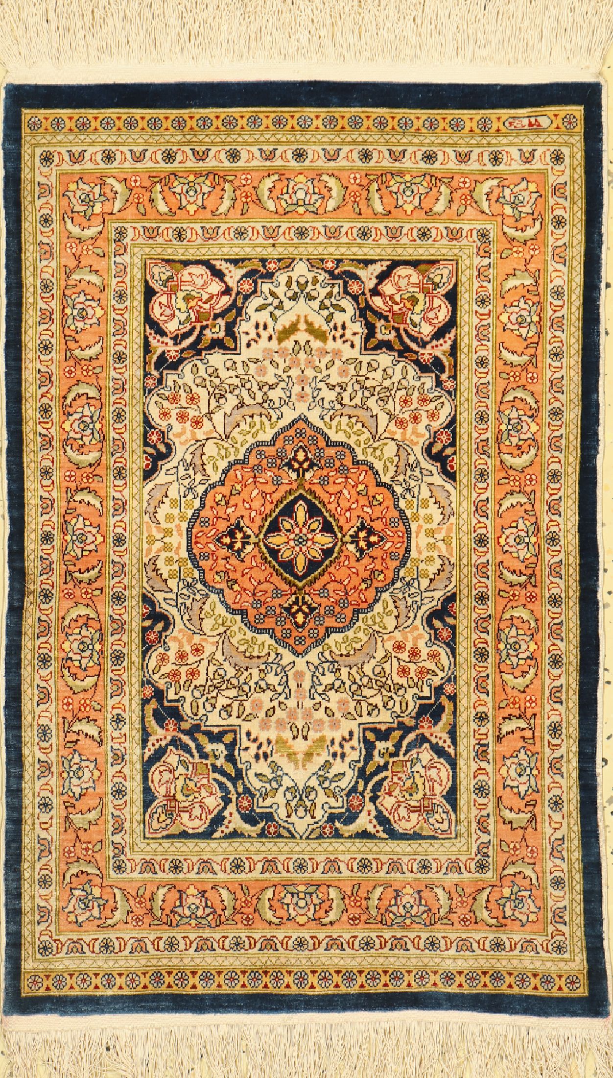 Hereke Seide fein, signiert, Türkei, ca. 50Jahre, reine Naturseide, ca. 75 x 47 cm, ca. 1,0 Mio. Kn/qm, EHZ: 1(gebraucht).