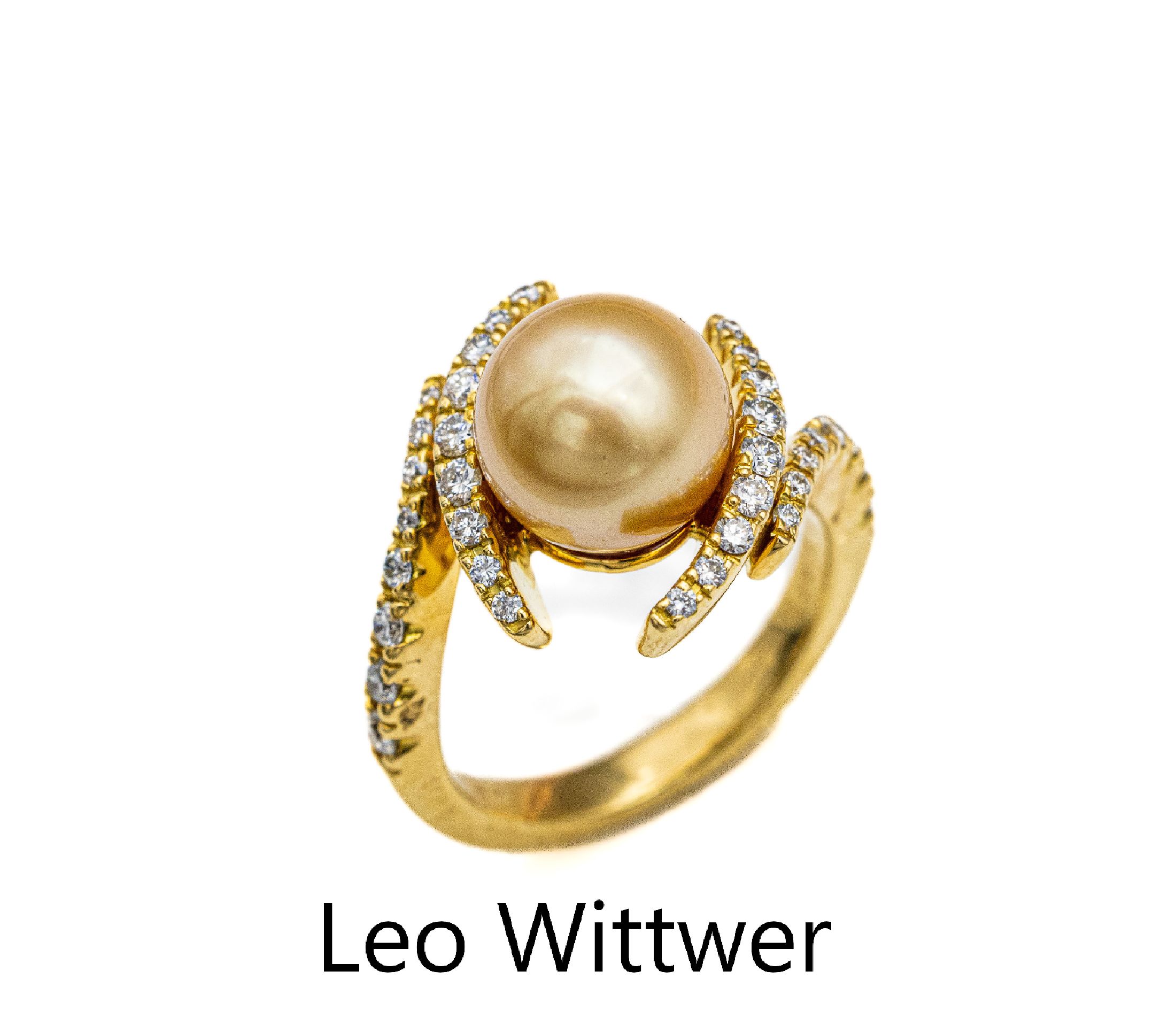 18 kt Gold LEO WITTWER Perl-Brillant-Ring, GG 750/000, geschwungene Gestaltung, mittig champagnerfarb. Zuchtperle, D. ca. 10 mm, 34 Brillanten zus. ...