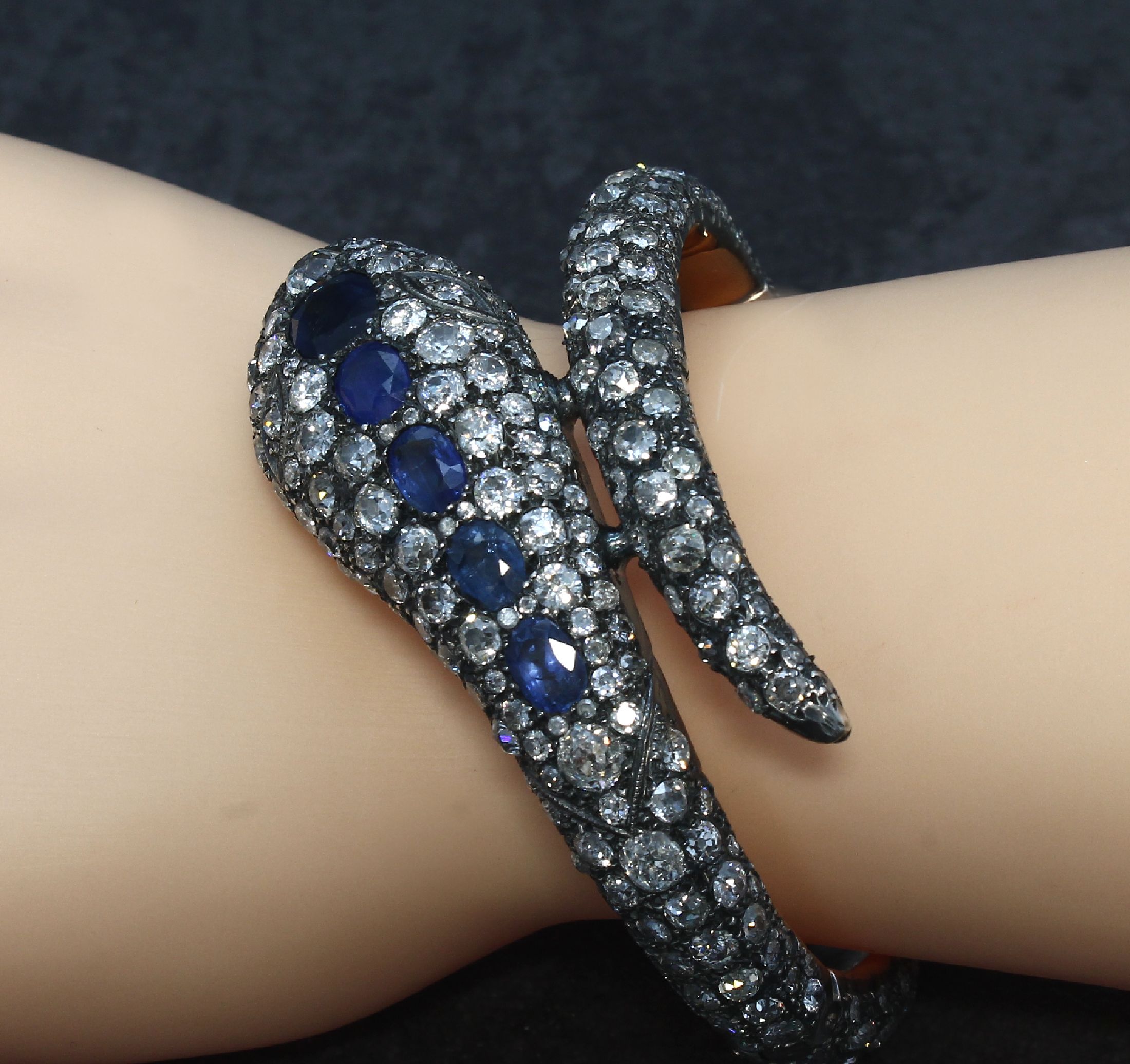 Detail a: 18 kt Gold und Silber Diamant- Schlangenarmreif, wohl deutsch um 1860/70, GG 750/000 und Silber, reicher Diamantbesatz zus. ca. 40.97 ct ...