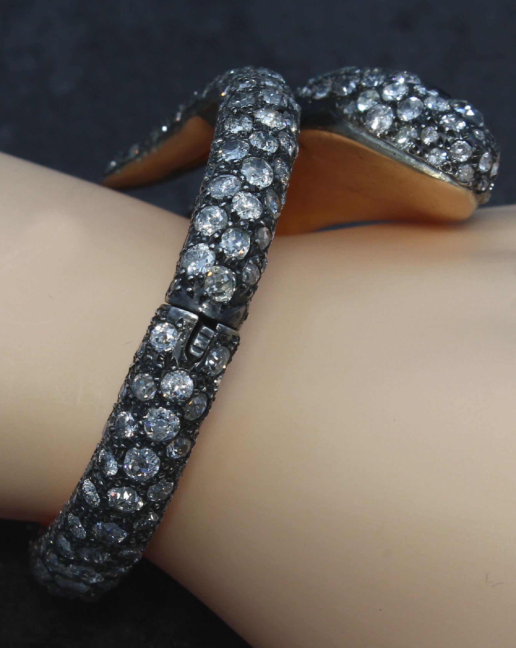 Detail c: 18 kt Gold und Silber Diamant- Schlangenarmreif, wohl deutsch um 1860/70, GG 750/000 und Silber, reicher Diamantbesatz zus. ca. 40.97 ct ...