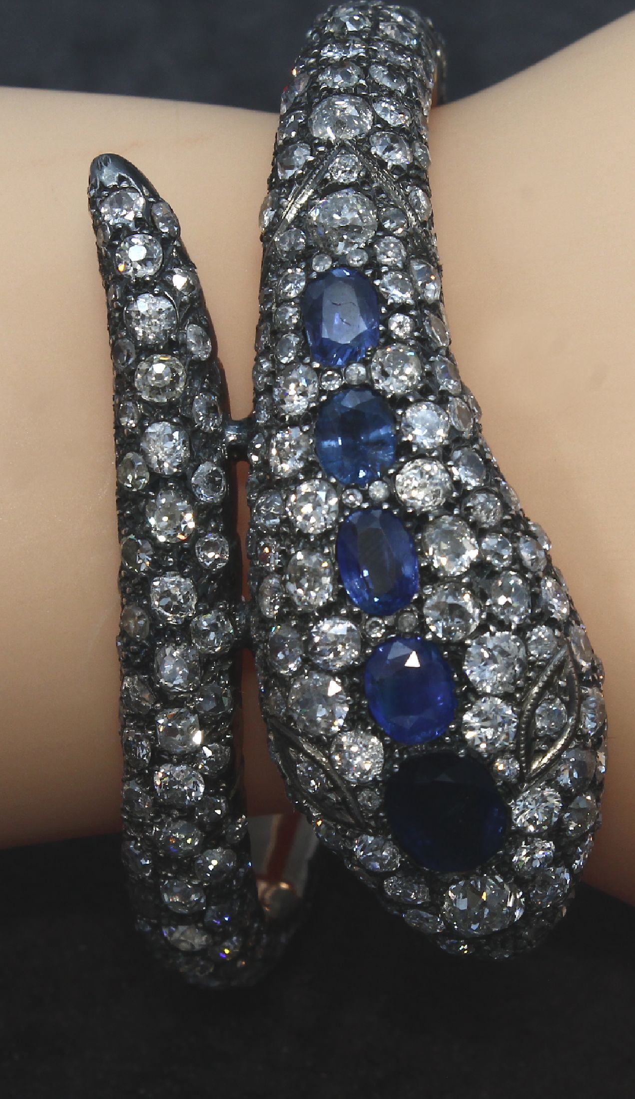 Detail d: 18 kt Gold und Silber Diamant- Schlangenarmreif, wohl deutsch um 1860/70, GG 750/000 und Silber, reicher Diamantbesatz zus. ca. 40.97 ct ...