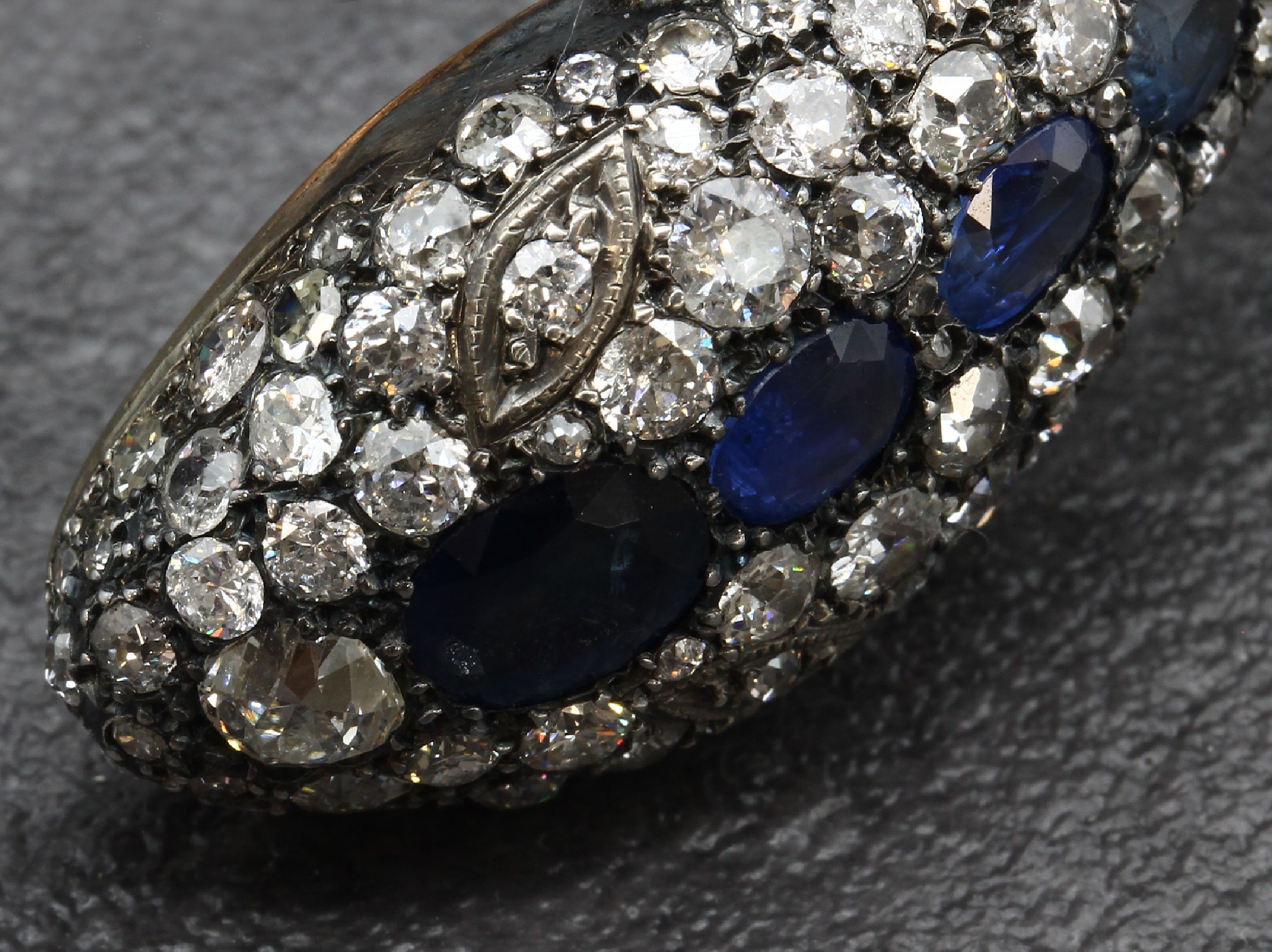 Detail h: 18 kt Gold und Silber Diamant- Schlangenarmreif, wohl deutsch um 1860/70, GG 750/000 und Silber, reicher Diamantbesatz zus. ca. 40.97 ct ...