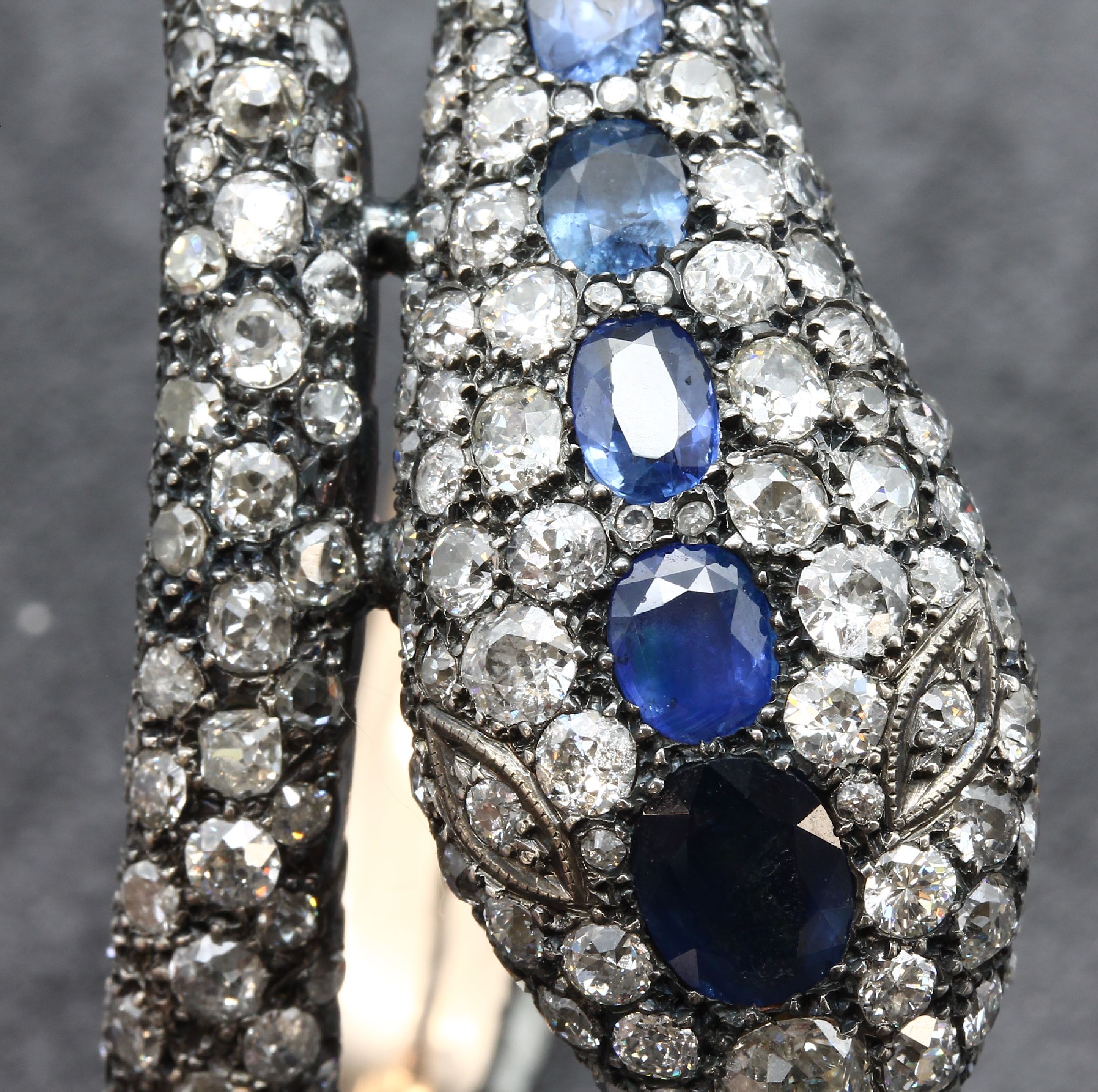 Detail i: 18 kt Gold und Silber Diamant- Schlangenarmreif, wohl deutsch um 1860/70, GG 750/000 und Silber, reicher Diamantbesatz zus. ca. 40.97 ct ...
