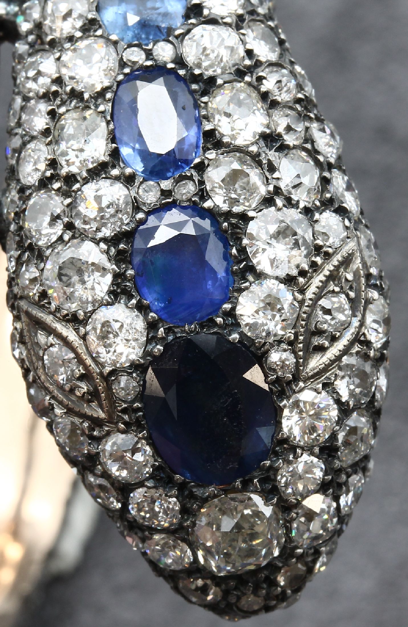 Detail j: 18 kt Gold und Silber Diamant- Schlangenarmreif, wohl deutsch um 1860/70, GG 750/000 und Silber, reicher Diamantbesatz zus. ca. 40.97 ct ...