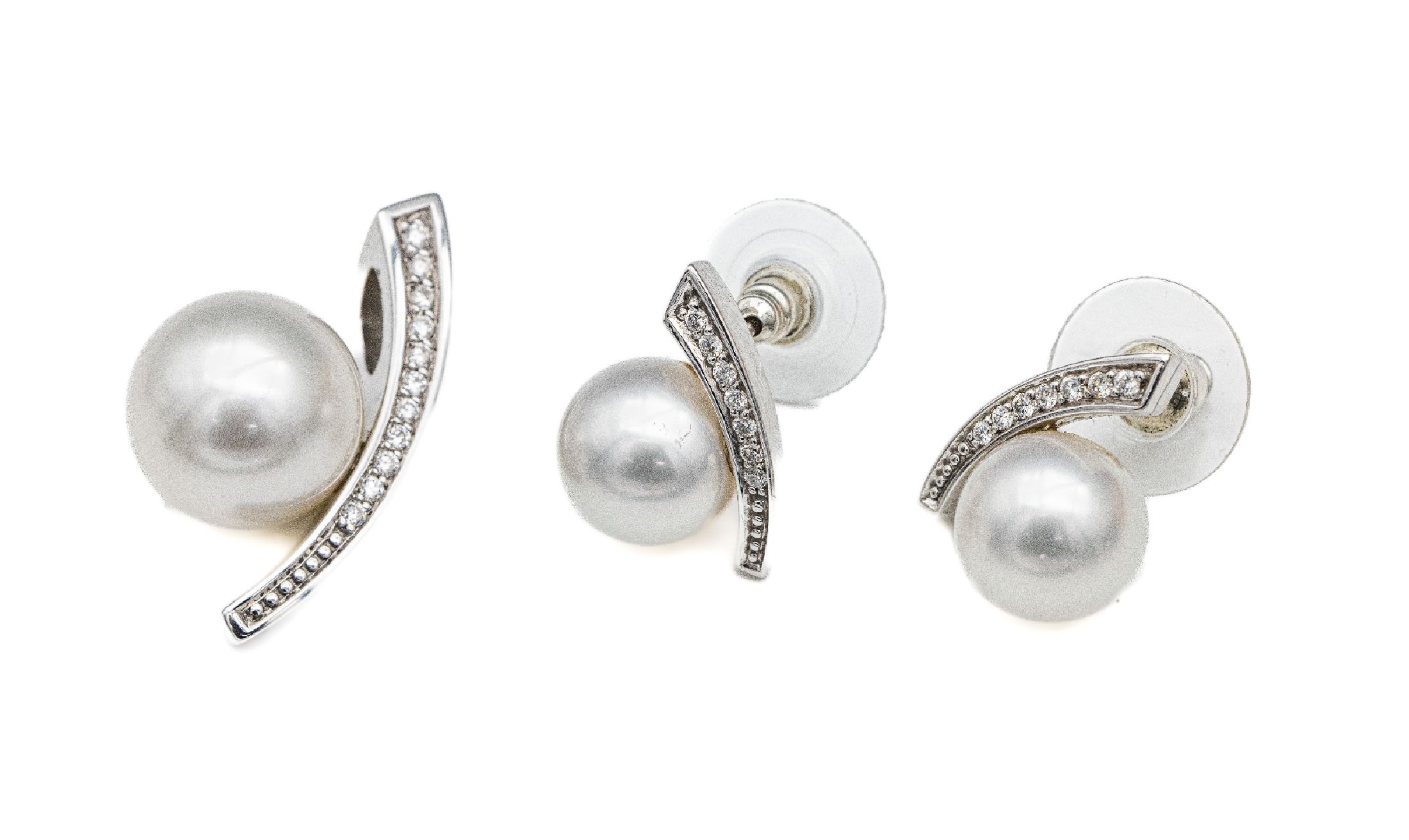 14 kt Gold Perl-Brillant-Schmuckset, WG 585/000, best. aus: 1 Anhänger und 1 Paar Ohrstecker, 3 weiße Zuchtperlen, D. ca. 13 bzw. 11 mm, insg. 33 ...