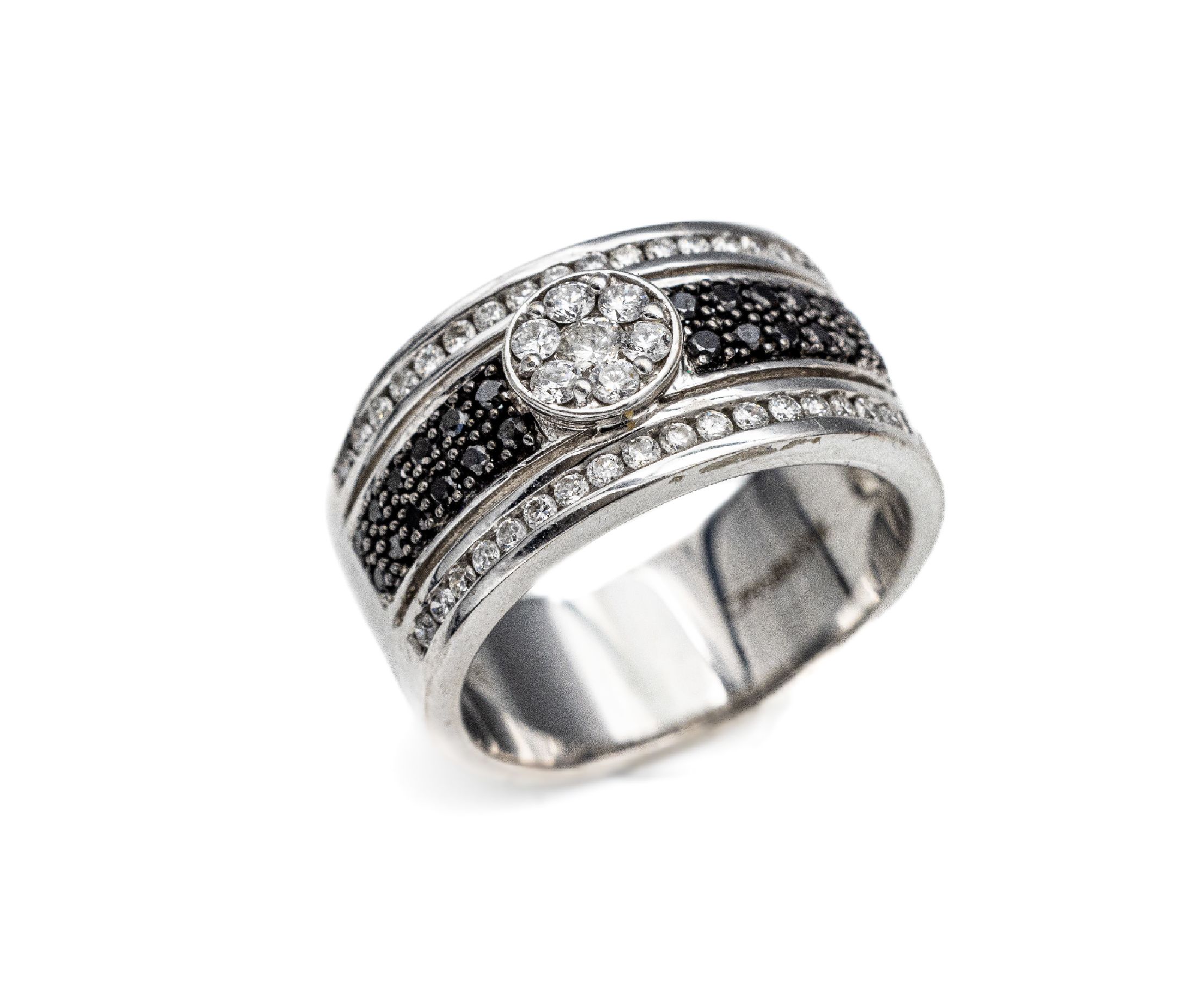 14 kt Gold Diamant-Ring, WG 585/000, 24 schwarze Diamanten (beh.) und 42 Brillanten Weiß/si total ca. 0.60 ct, RW 57, ca. 8.7 g
