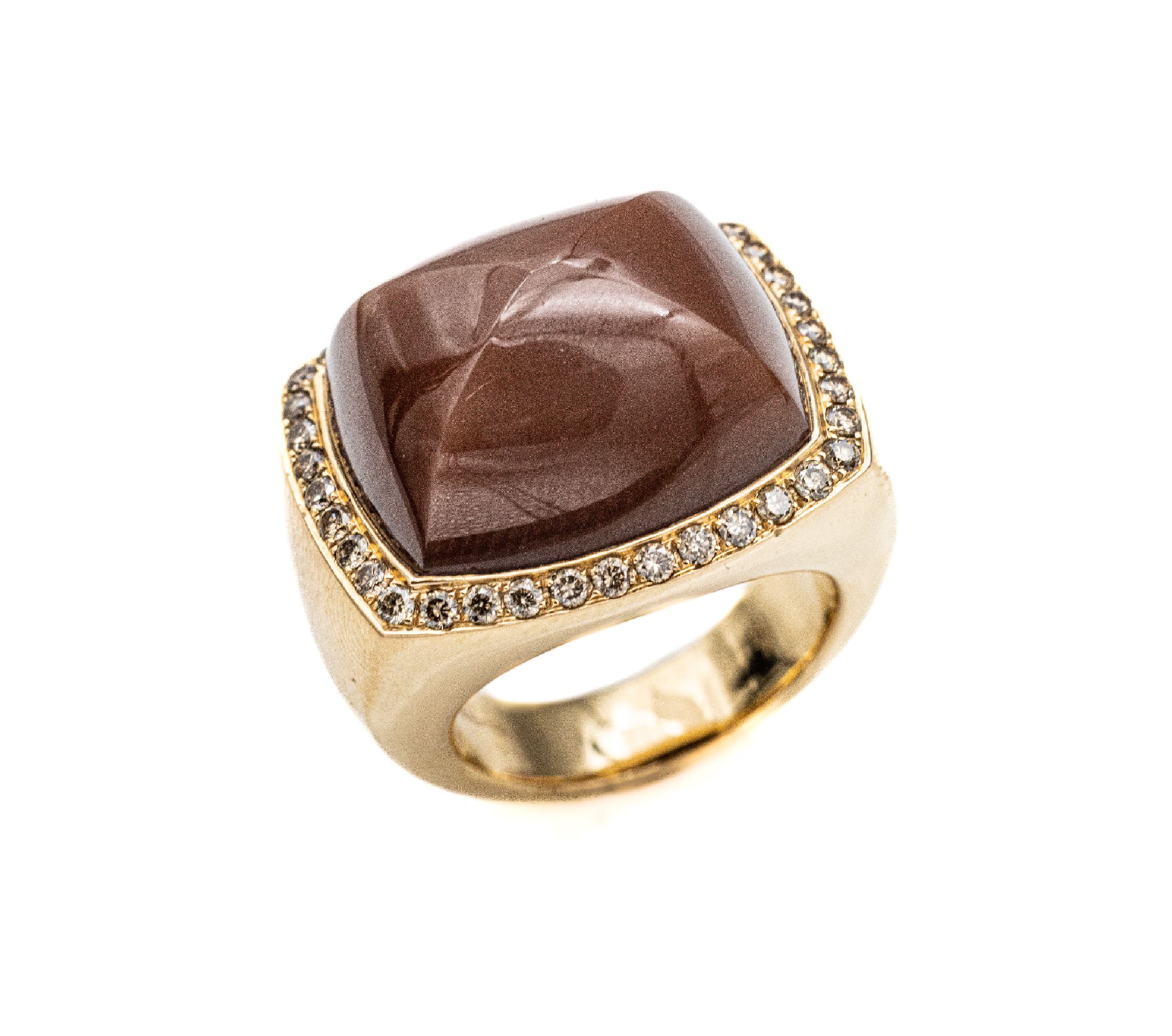 18 kt Gold Mondstein-Brillant-Ring, RoseG 750/000, mittig erhaben gefasster Mondsteincabochon ca. 28.5 ct (grav.) umgeben von 38 Brillanten 0.74 ct ...