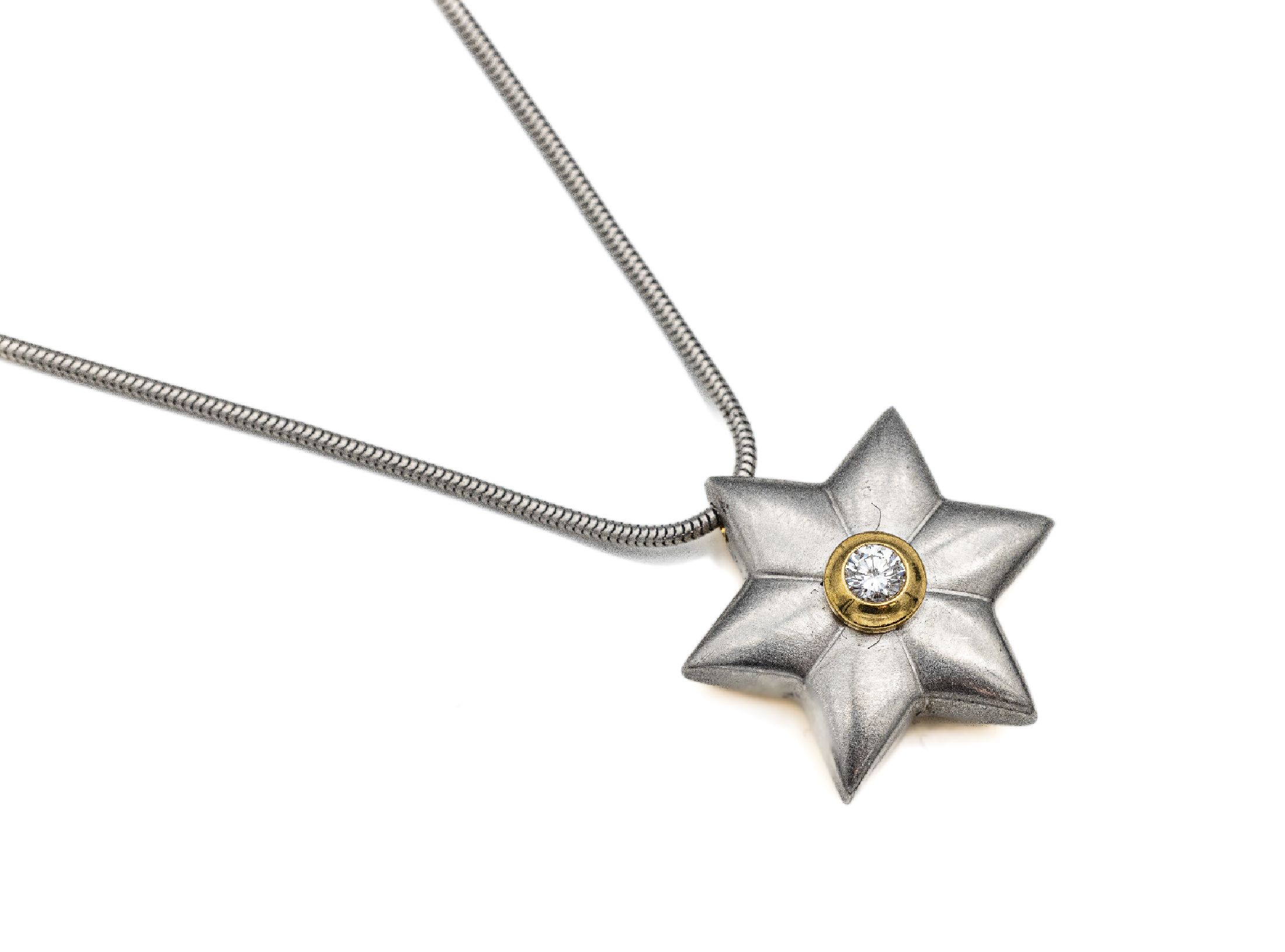 18 kt Gold und Platin Brillant-Anhänger "Stern", GG 750/000 und Platin, Brillant ca. 0.12 ct Weiß/si, an Schlangenkette L. ca. 42 cm, ...