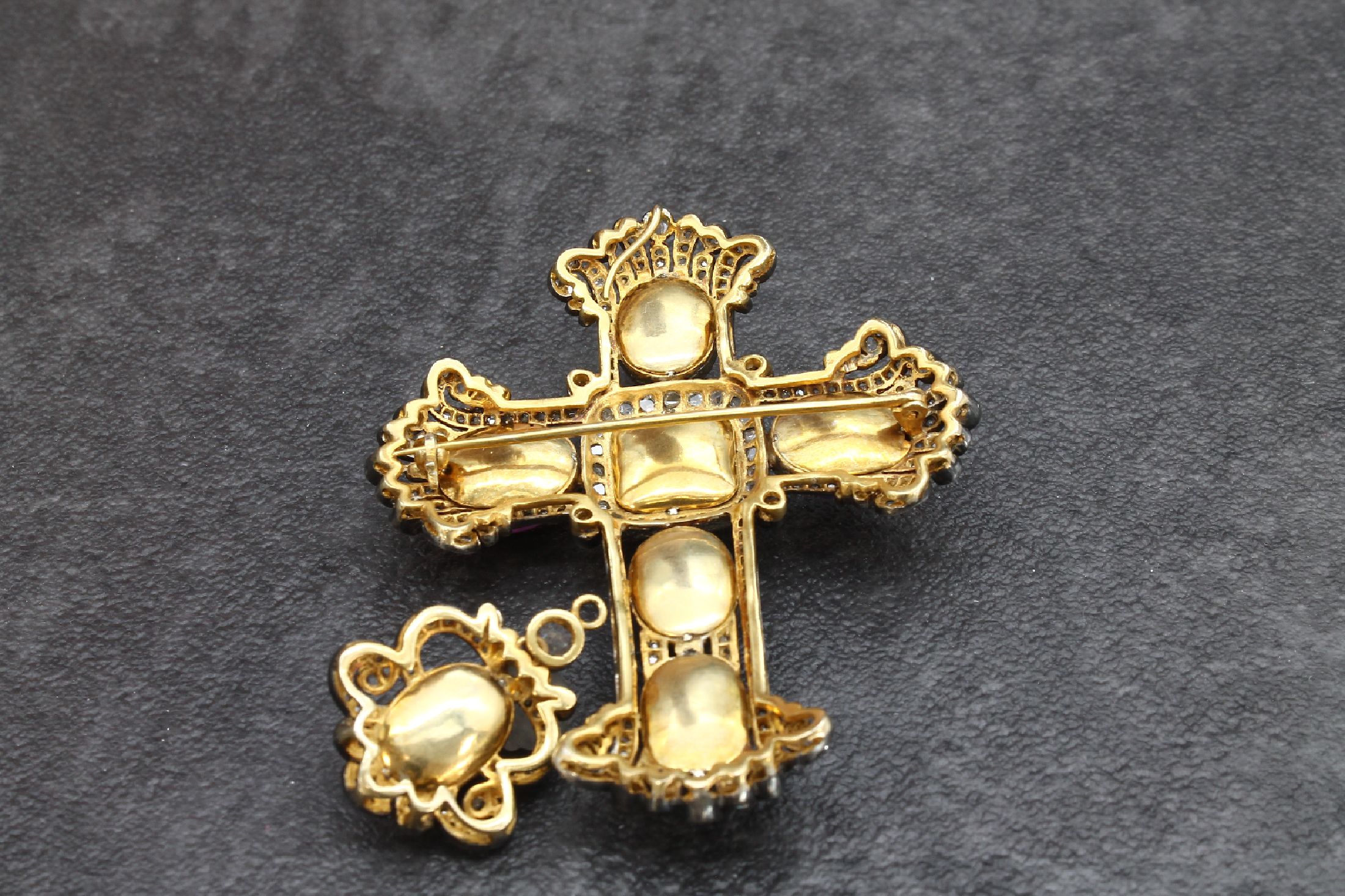 Detail a: Kreuzanhänger/Brosche mit Amethysten und Diamanten, deutsch um 1850/60, GG 750/000 und Silber gepr., Schauseite Silber, 7 Amethystcabochons zus. ...